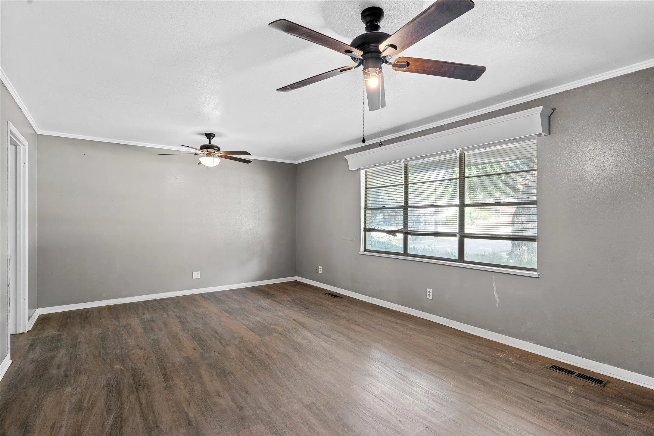 Single Family Residence For Sale in Mc Lennan County , 733 W 5th Street, Mc Gregor, Texas 76657, 3 Bedroom, 2 Bathroom, 2 Garage spaces, 1,658 Sqft, built in 1960, mls#21309638, Real Estate Agent in Mc Gregor, Homes For Sale in Mc Lennan county, Homes For Sale in Mc Gregor, Realtor in Mc Gregor Texas, Real Estate Brokerage Independent Realty Texas, Luminita Cordes Realtor