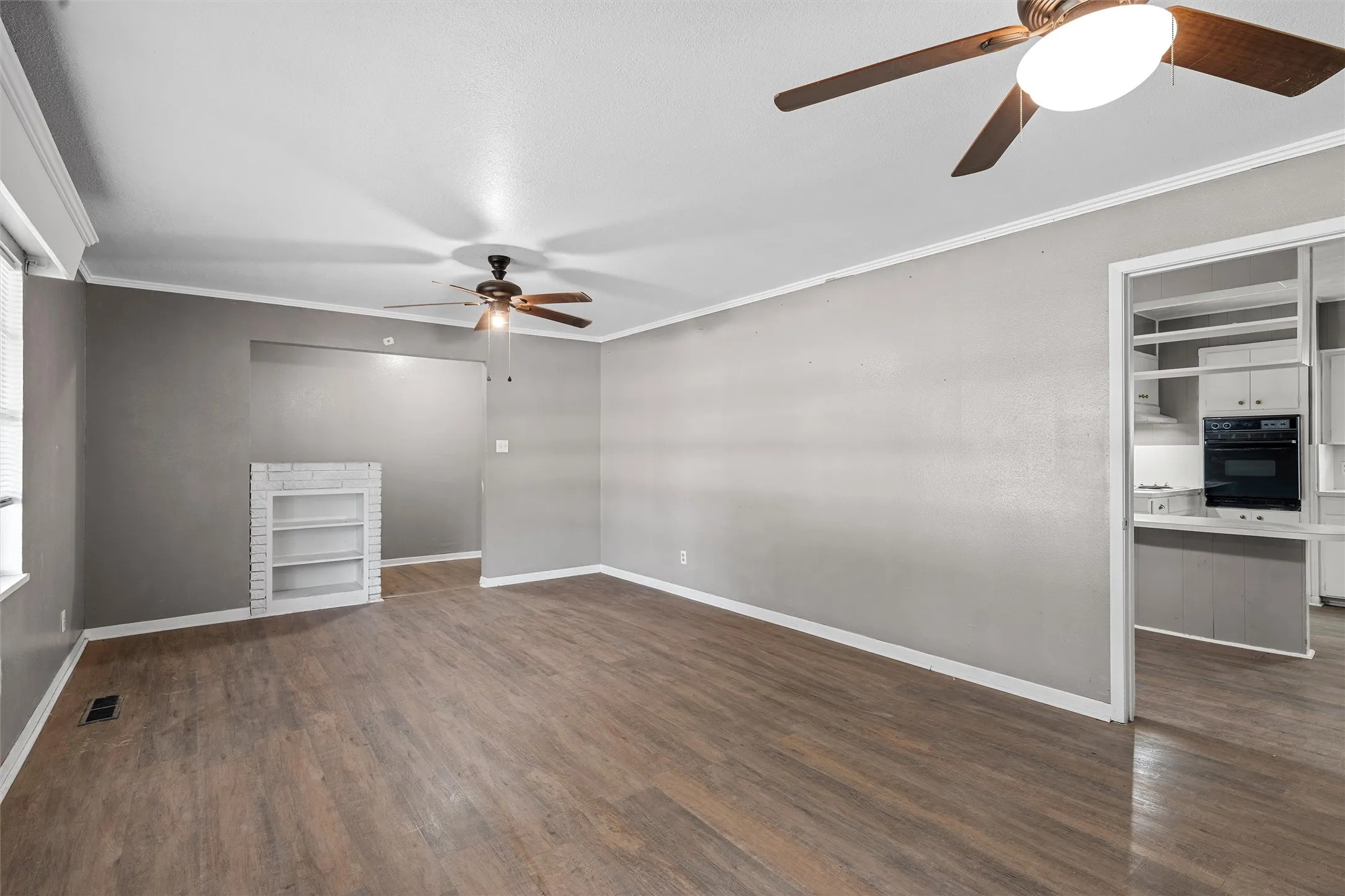 Single Family Residence For Sale in Mc Lennan County , 733 W 5th Street, Mc Gregor, Texas 76657, 3 Bedroom, 2 Bathroom, 2 Garage spaces, 1,658 Sqft, built in 1960, mls#21309638, Real Estate Agent in Mc Gregor, Homes For Sale in Mc Lennan county, Homes For Sale in Mc Gregor, Realtor in Mc Gregor Texas, Real Estate Brokerage Independent Realty Texas, Luminita Cordes Realtor
