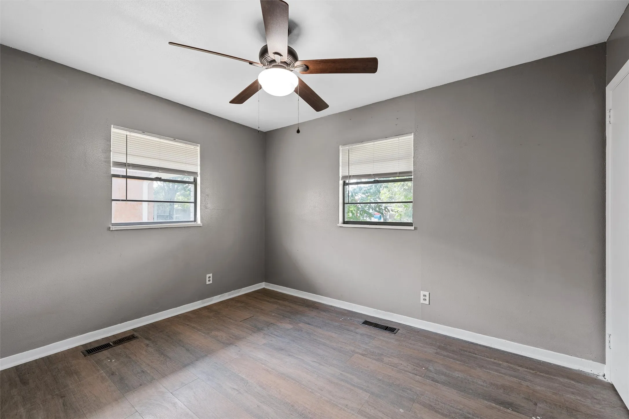 Single Family Residence For Sale in Mc Lennan County , 733 W 5th Street, Mc Gregor, Texas 76657, 3 Bedroom, 2 Bathroom, 2 Garage spaces, 1,658 Sqft, built in 1960, mls#21309638, Real Estate Agent in Mc Gregor, Homes For Sale in Mc Lennan county, Homes For Sale in Mc Gregor, Realtor in Mc Gregor Texas, Real Estate Brokerage Independent Realty Texas, Luminita Cordes Realtor