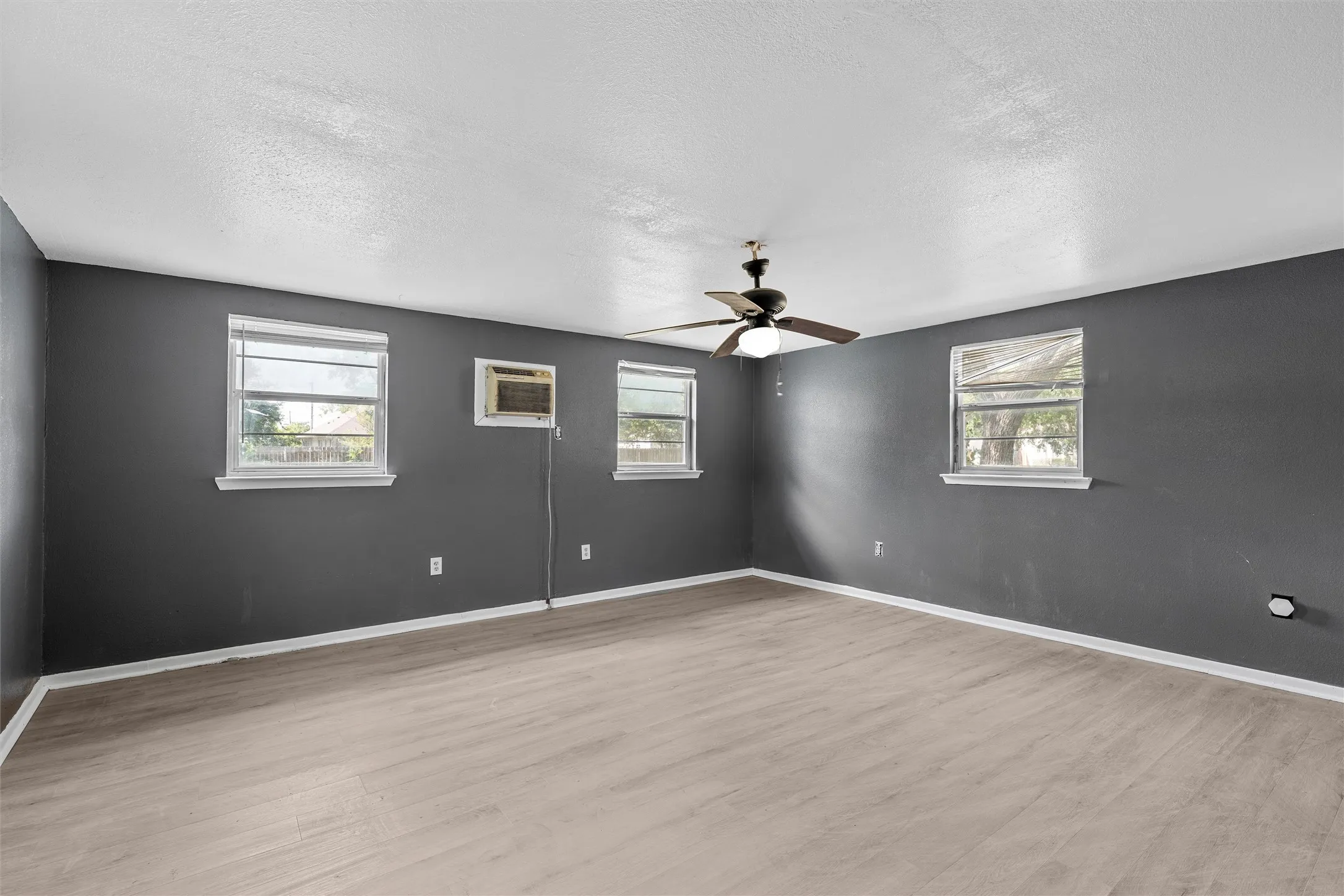 Single Family Residence For Sale in Mc Lennan County , 733 W 5th Street, Mc Gregor, Texas 76657, 3 Bedroom, 2 Bathroom, 2 Garage spaces, 1,658 Sqft, built in 1960, mls#21309638, Real Estate Agent in Mc Gregor, Homes For Sale in Mc Lennan county, Homes For Sale in Mc Gregor, Realtor in Mc Gregor Texas, Real Estate Brokerage Independent Realty Texas, Luminita Cordes Realtor