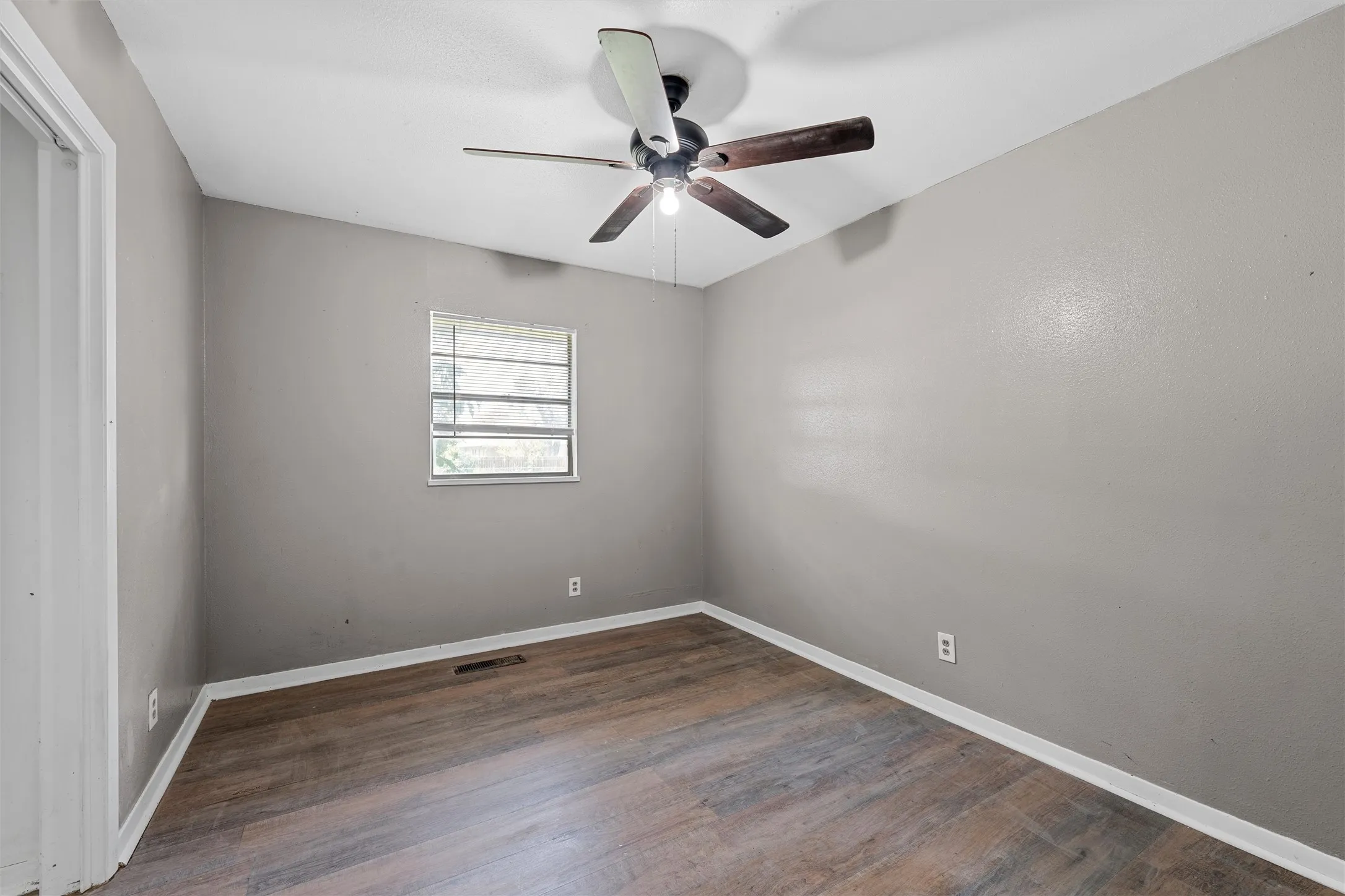 Single Family Residence For Sale in Mc Lennan County , 733 W 5th Street, Mc Gregor, Texas 76657, 3 Bedroom, 2 Bathroom, 2 Garage spaces, 1,658 Sqft, built in 1960, mls#21309638, Real Estate Agent in Mc Gregor, Homes For Sale in Mc Lennan county, Homes For Sale in Mc Gregor, Realtor in Mc Gregor Texas, Real Estate Brokerage Independent Realty Texas, Luminita Cordes Realtor