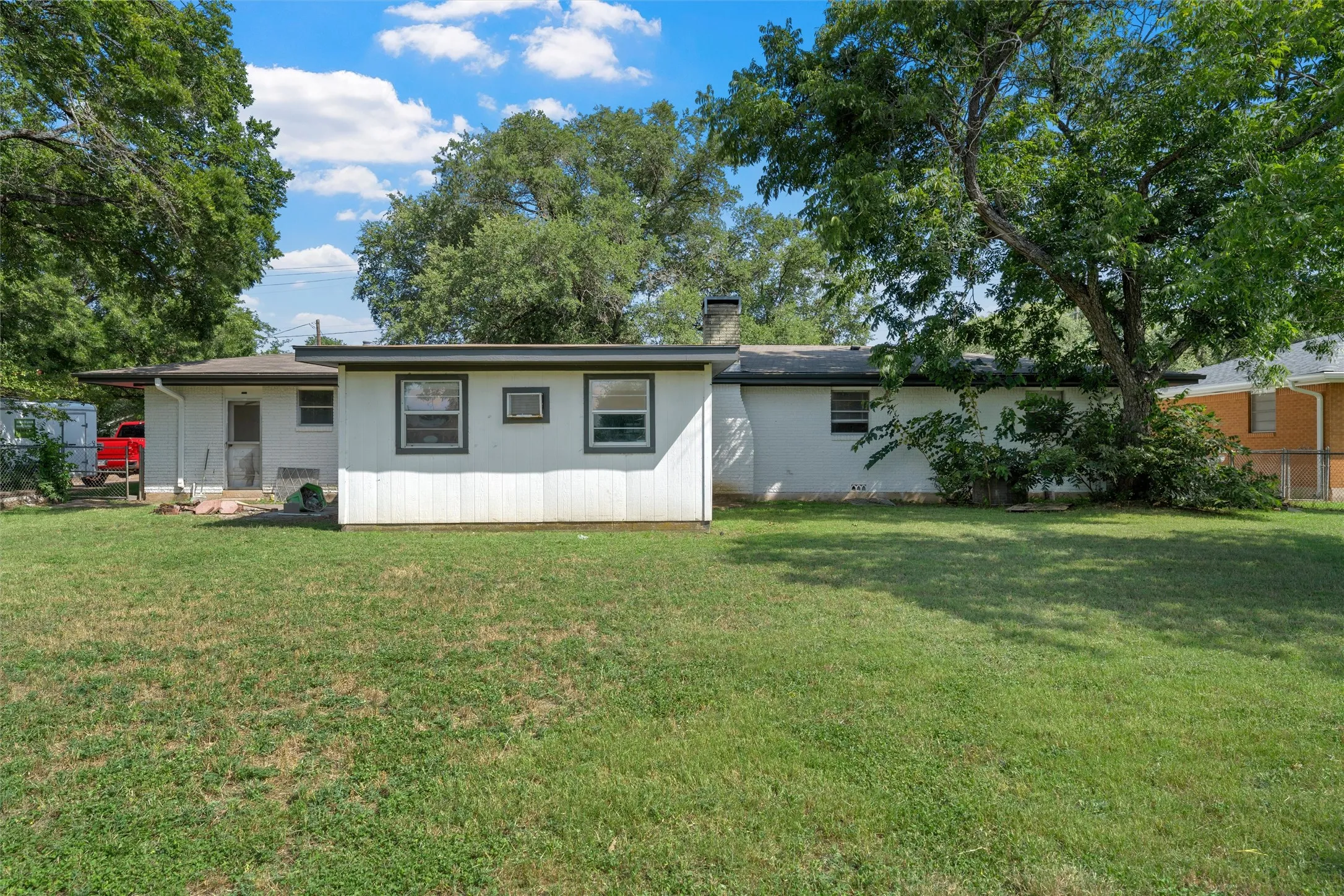 Single Family Residence For Sale in Mc Lennan County , 733 W 5th Street, Mc Gregor, Texas 76657, 3 Bedroom, 2 Bathroom, 2 Garage spaces, 1,658 Sqft, built in 1960, mls#21309638, Real Estate Agent in Mc Gregor, Homes For Sale in Mc Lennan county, Homes For Sale in Mc Gregor, Realtor in Mc Gregor Texas, Real Estate Brokerage Independent Realty Texas, Luminita Cordes Realtor