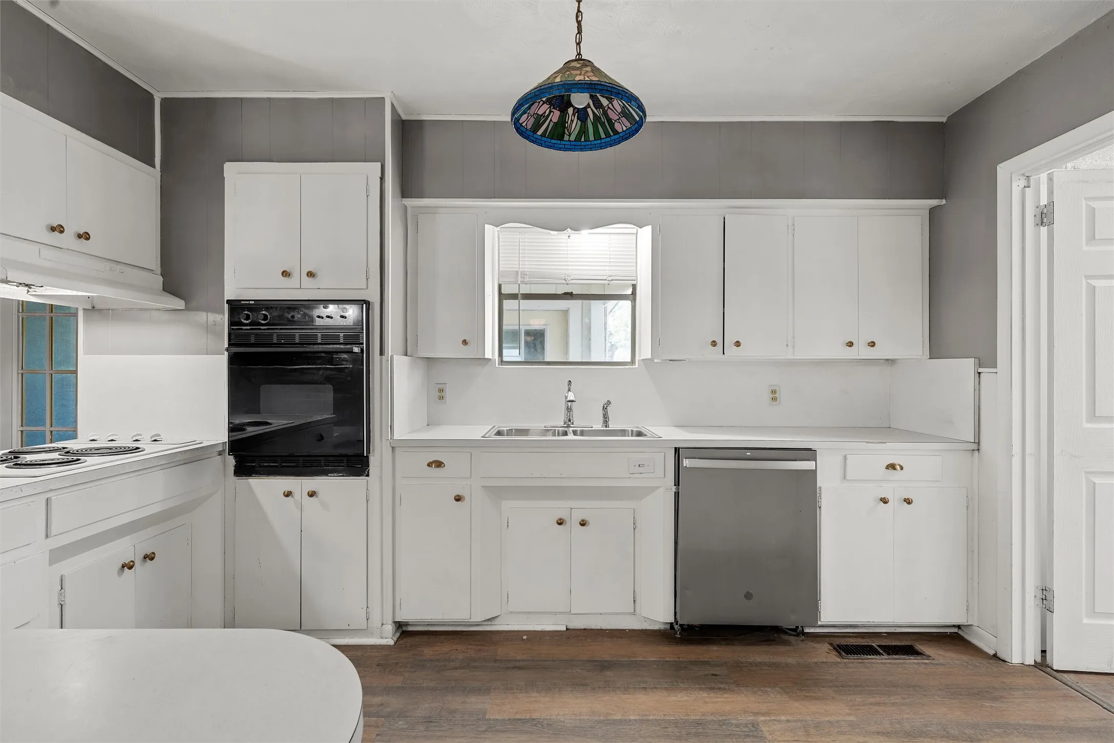 Single Family Residence For Sale in Mc Lennan County , 733 W 5th Street, Mc Gregor, Texas 76657, 3 Bedroom, 2 Bathroom, 2 Garage spaces, 1,658 Sqft, built in 1960, mls#21309638, Real Estate Agent in Mc Gregor, Homes For Sale in Mc Lennan county, Homes For Sale in Mc Gregor, Realtor in Mc Gregor Texas, Real Estate Brokerage Independent Realty Texas, Luminita Cordes Realtor
