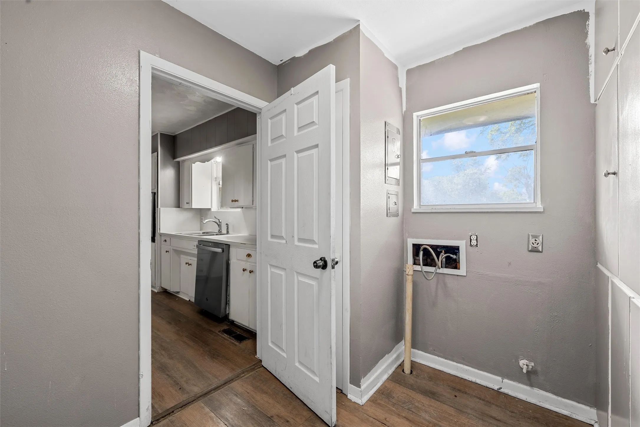 Single Family Residence For Sale in Mc Lennan County , 733 W 5th Street, Mc Gregor, Texas 76657, 3 Bedroom, 2 Bathroom, 2 Garage spaces, 1,658 Sqft, built in 1960, mls#21309638, Real Estate Agent in Mc Gregor, Homes For Sale in Mc Lennan county, Homes For Sale in Mc Gregor, Realtor in Mc Gregor Texas, Real Estate Brokerage Independent Realty Texas, Luminita Cordes Realtor