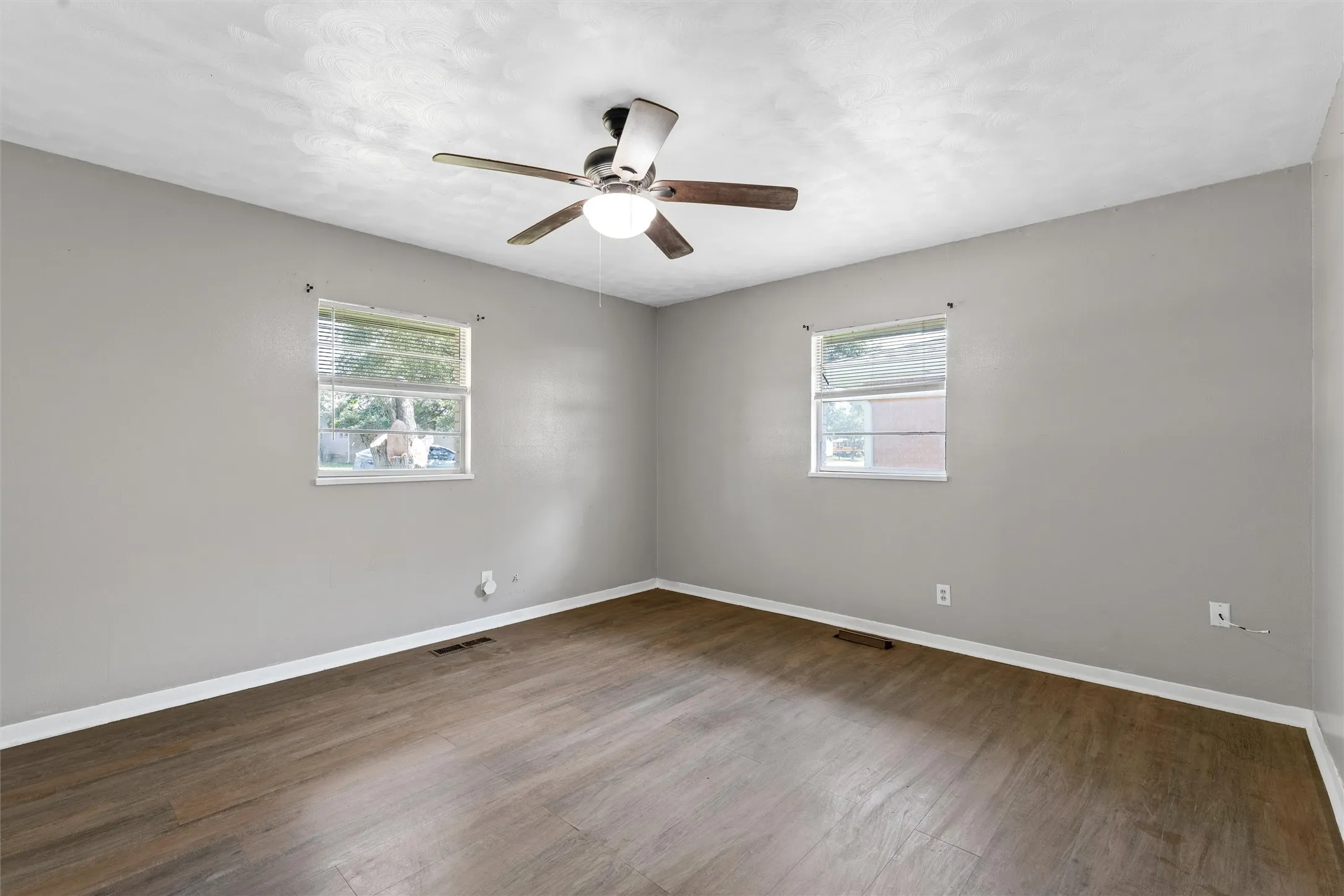 Single Family Residence For Sale in Mc Lennan County , 733 W 5th Street, Mc Gregor, Texas 76657, 3 Bedroom, 2 Bathroom, 2 Garage spaces, 1,658 Sqft, built in 1960, mls#21309638, Real Estate Agent in Mc Gregor, Homes For Sale in Mc Lennan county, Homes For Sale in Mc Gregor, Realtor in Mc Gregor Texas, Real Estate Brokerage Independent Realty Texas, Luminita Cordes Realtor