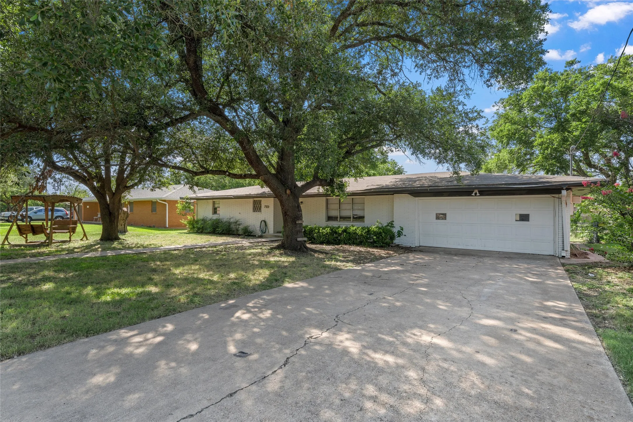 Single Family Residence For Sale in Mc Lennan County , 733 W 5th Street, Mc Gregor, Texas 76657, 3 Bedroom, 2 Bathroom, 2 Garage spaces, 1,658 Sqft, built in 1960, mls#21309638, Real Estate Agent in Mc Gregor, Homes For Sale in Mc Lennan county, Homes For Sale in Mc Gregor, Realtor in Mc Gregor Texas, Real Estate Brokerage Independent Realty Texas, Luminita Cordes Realtor