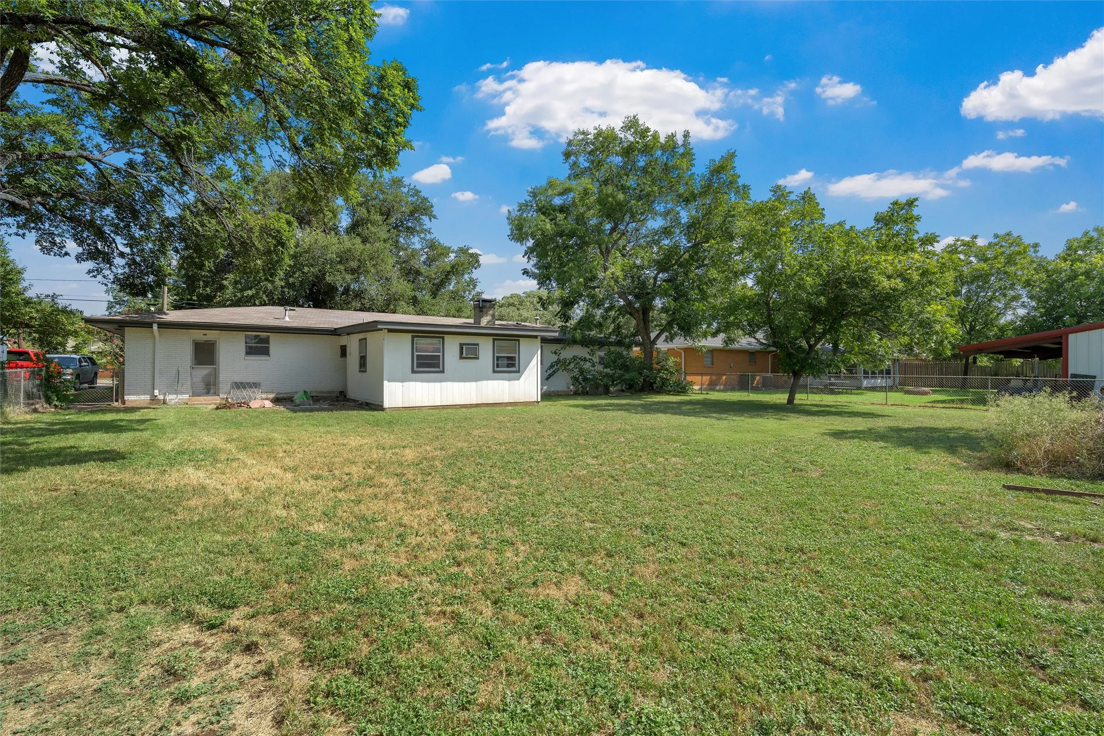 Single Family Residence For Sale in Mc Lennan County , 733 W 5th Street, Mc Gregor, Texas 76657, 3 Bedroom, 2 Bathroom, 2 Garage spaces, 1,658 Sqft, built in 1960, mls#21309638, Real Estate Agent in Mc Gregor, Homes For Sale in Mc Lennan county, Homes For Sale in Mc Gregor, Realtor in Mc Gregor Texas, Real Estate Brokerage Independent Realty Texas, Luminita Cordes Realtor