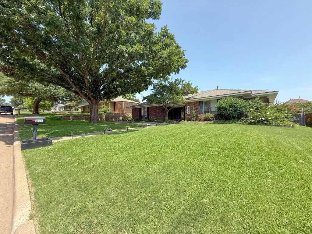 Single Family Residence For Sale in Rockwall County , 314 Shepards Hill Drive, Rockwall, Texas 75087, 3 Bedroom, 2 Bathroom, 2 Garage spaces, 1,687 Sqft, built in 1978, mls#21311913, Real Estate Agent in Rockwall, Homes For Sale in Rockwall county, Homes For Sale in Rockwall, Realtor in Rockwall Texas, Real Estate Brokerage Independent Realty Texas, Luminita Cordes Realtor