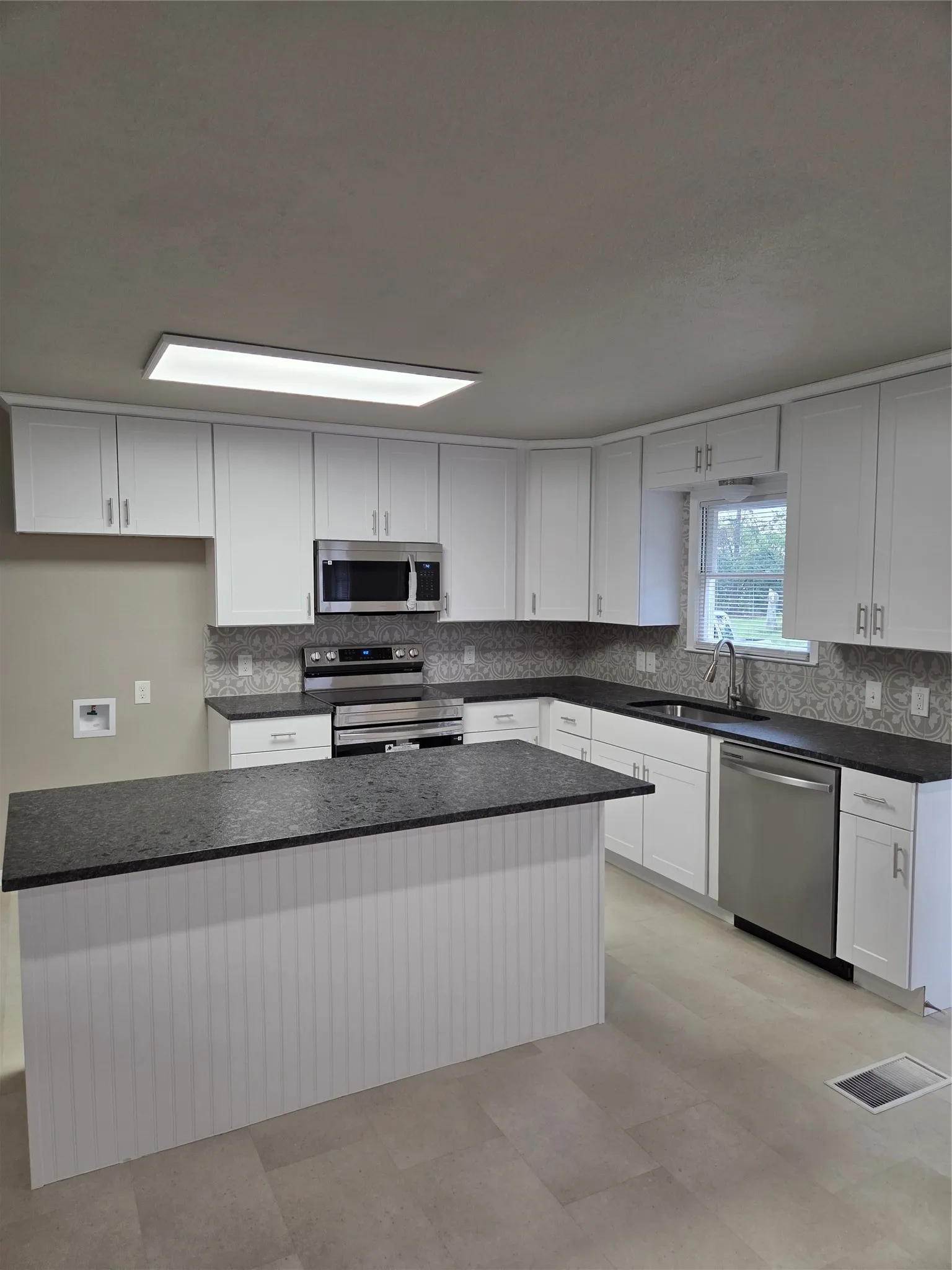 Single Family Residence For Sale in Mc Lennan County , 4325 Kendall Lane, Waco, Texas 76705, 3 Bedroom, 2 Bathroom, 2 Garage spaces, 1,756 Sqft, built in 1955, mls#21314037, Real Estate Agent in Waco, Homes For Sale in Mc Lennan county, Homes For Sale in Waco, Realtor in Waco Texas, Real Estate Brokerage Independent Realty Texas, Luminita Cordes Realtor