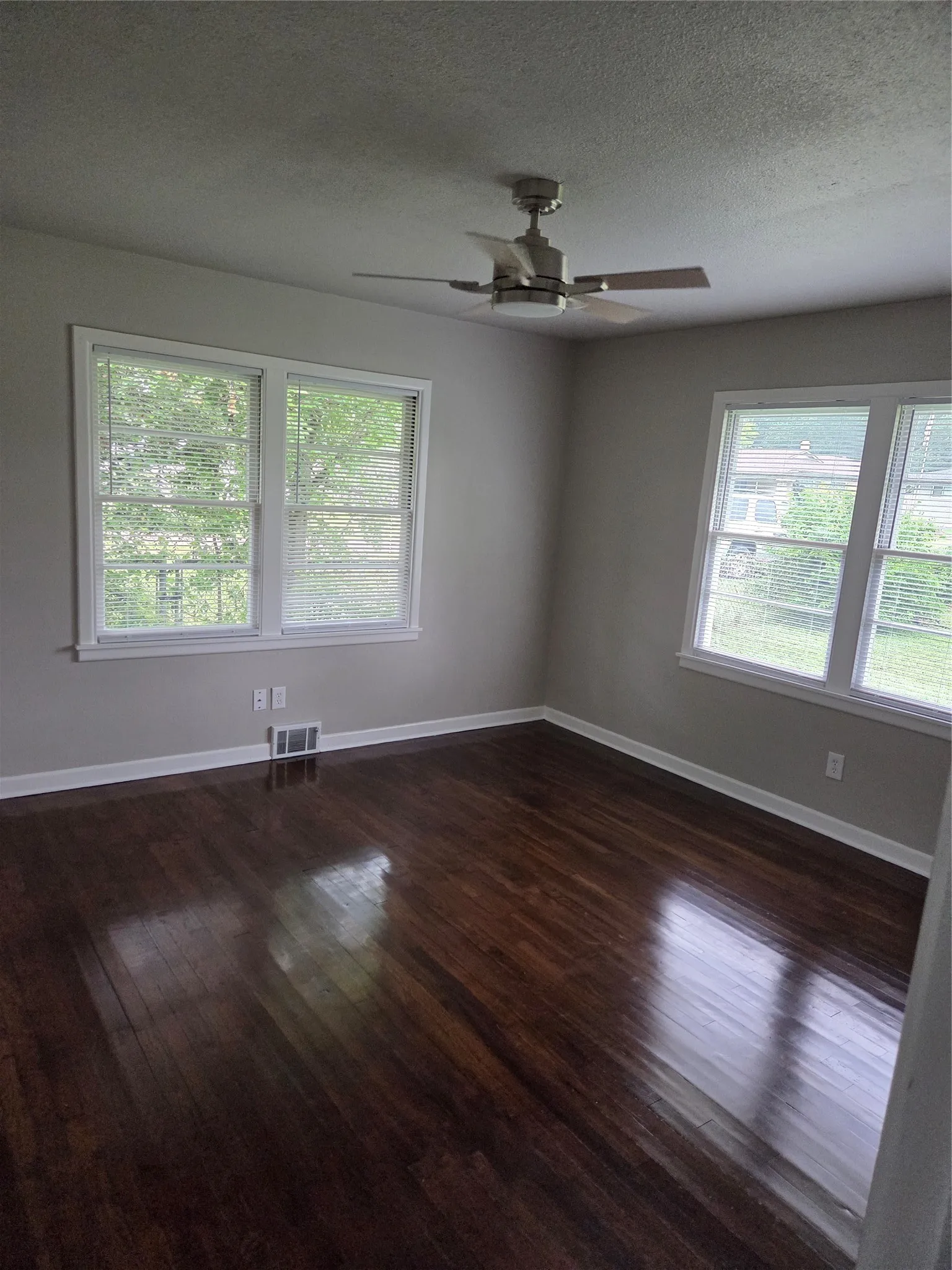 Single Family Residence For Sale in Mc Lennan County , 4325 Kendall Lane, Waco, Texas 76705, 3 Bedroom, 2 Bathroom, 2 Garage spaces, 1,756 Sqft, built in 1955, mls#21314037, Real Estate Agent in Waco, Homes For Sale in Mc Lennan county, Homes For Sale in Waco, Realtor in Waco Texas, Real Estate Brokerage Independent Realty Texas, Luminita Cordes Realtor