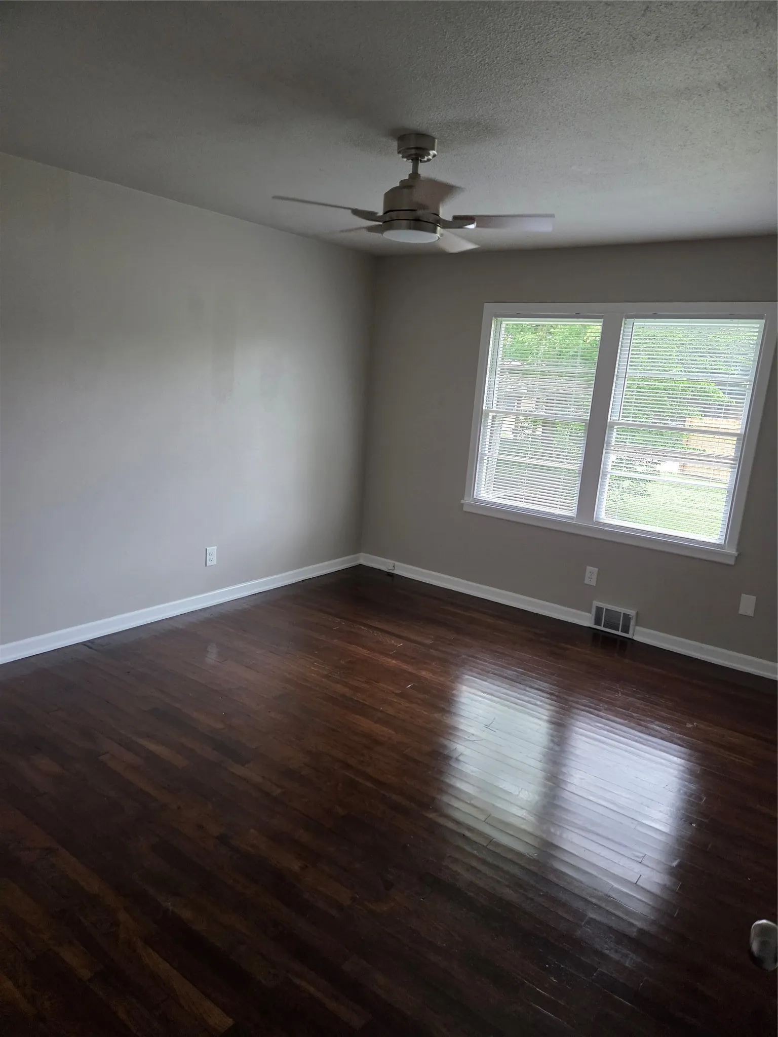 Single Family Residence For Sale in Mc Lennan County , 4325 Kendall Lane, Waco, Texas 76705, 3 Bedroom, 2 Bathroom, 2 Garage spaces, 1,756 Sqft, built in 1955, mls#21314037, Real Estate Agent in Waco, Homes For Sale in Mc Lennan county, Homes For Sale in Waco, Realtor in Waco Texas, Real Estate Brokerage Independent Realty Texas, Luminita Cordes Realtor