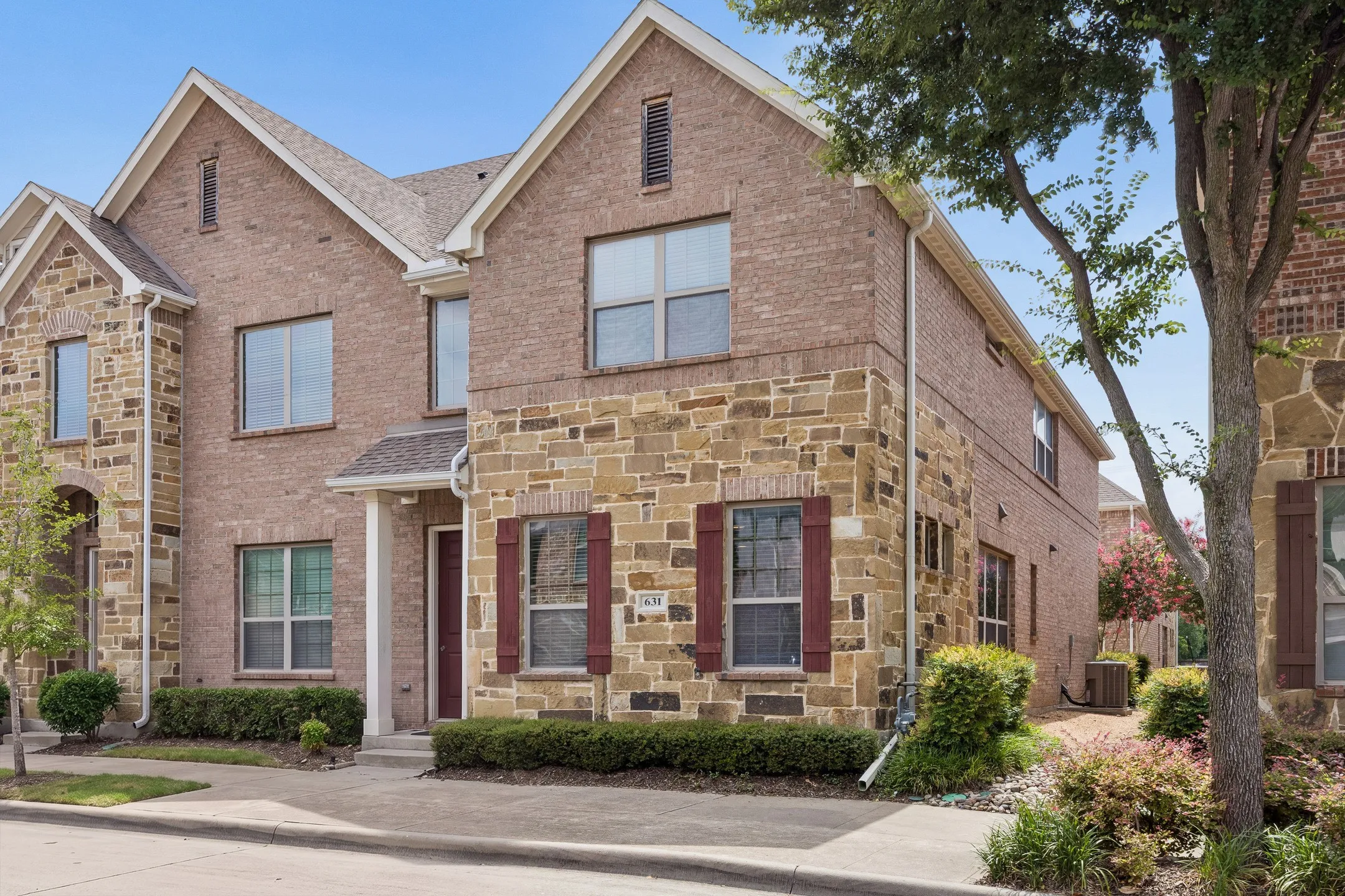 Townhouse For Sale in Dallas County , 631 Matthew Place, Richardson, Texas 75081, 3 Bedroom, 3 Bathroom, 2 Garage spaces, 1,956 Sqft, built in 2013, mls#21311954, Real Estate Agent in Richardson, Homes For Sale in Dallas county, Homes For Sale in Richardson, Realtor in Richardson Texas, Real Estate Brokerage Independent Realty Texas, Luminita Cordes Realtor