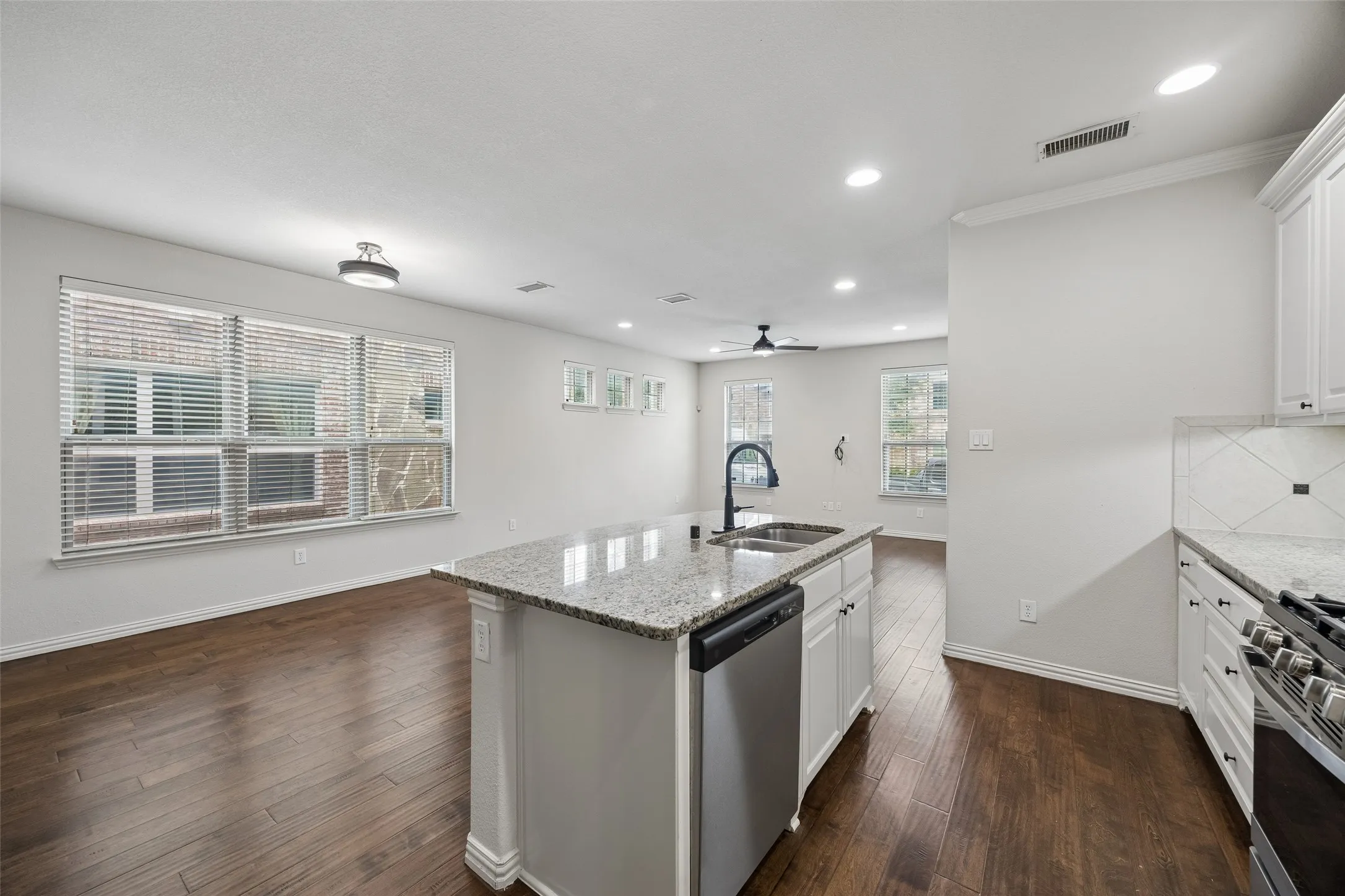 Townhouse For Sale in Dallas County , 631 Matthew Place, Richardson, Texas 75081, 3 Bedroom, 3 Bathroom, 2 Garage spaces, 1,956 Sqft, built in 2013, mls#21311954, Real Estate Agent in Richardson, Homes For Sale in Dallas county, Homes For Sale in Richardson, Realtor in Richardson Texas, Real Estate Brokerage Independent Realty Texas, Luminita Cordes Realtor