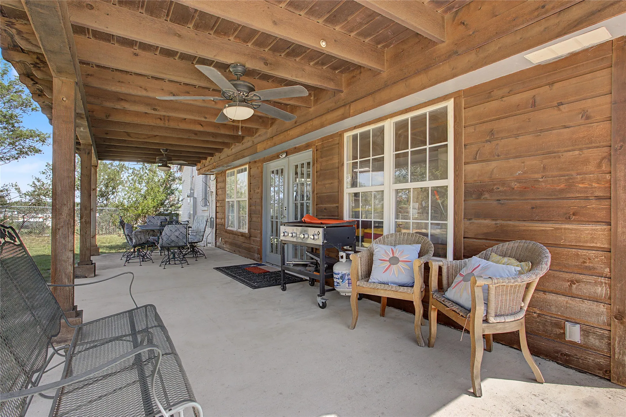 Single Family Residence For Sale in Tarrant County , 7921 White Settlement Road, White Settlement, Texas 76108, 3 Bedroom, 3 Bathroom, 2 Garage spaces, 3,075 Sqft, built in 1940, mls#21311697, Real Estate Agent in White Settlement, Homes For Sale in Tarrant county, Homes For Sale in White Settlement, Realtor in White Settlement Texas, Real Estate Brokerage Independent Realty Texas, Luminita Cordes Realtor