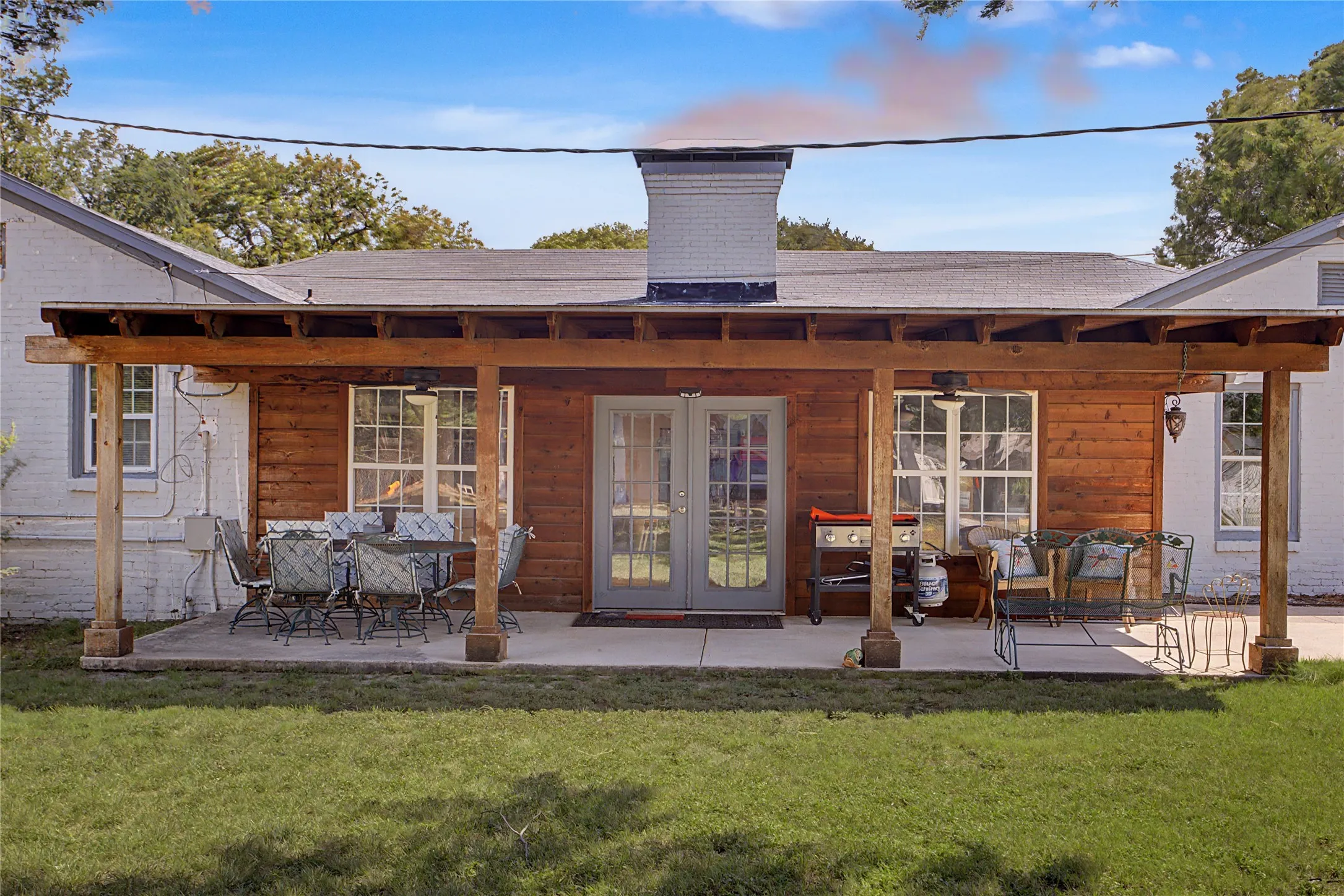Single Family Residence For Sale in Tarrant County , 7921 White Settlement Road, White Settlement, Texas 76108, 3 Bedroom, 3 Bathroom, 2 Garage spaces, 3,075 Sqft, built in 1940, mls#21311697, Real Estate Agent in White Settlement, Homes For Sale in Tarrant county, Homes For Sale in White Settlement, Realtor in White Settlement Texas, Real Estate Brokerage Independent Realty Texas, Luminita Cordes Realtor