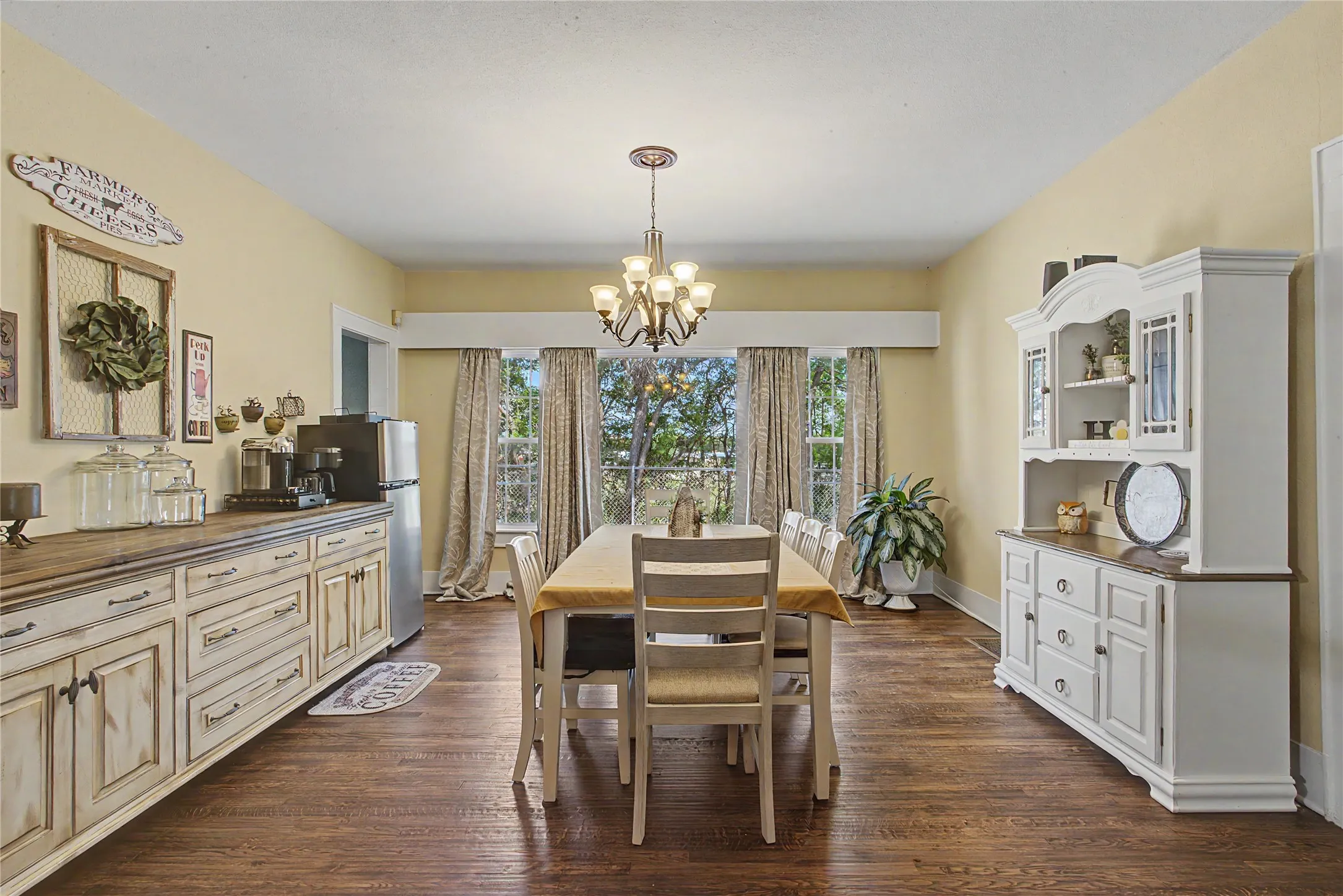 Single Family Residence For Sale in Tarrant County , 7921 White Settlement Road, White Settlement, Texas 76108, 3 Bedroom, 3 Bathroom, 2 Garage spaces, 3,075 Sqft, built in 1940, mls#21311697, Real Estate Agent in White Settlement, Homes For Sale in Tarrant county, Homes For Sale in White Settlement, Realtor in White Settlement Texas, Real Estate Brokerage Independent Realty Texas, Luminita Cordes Realtor