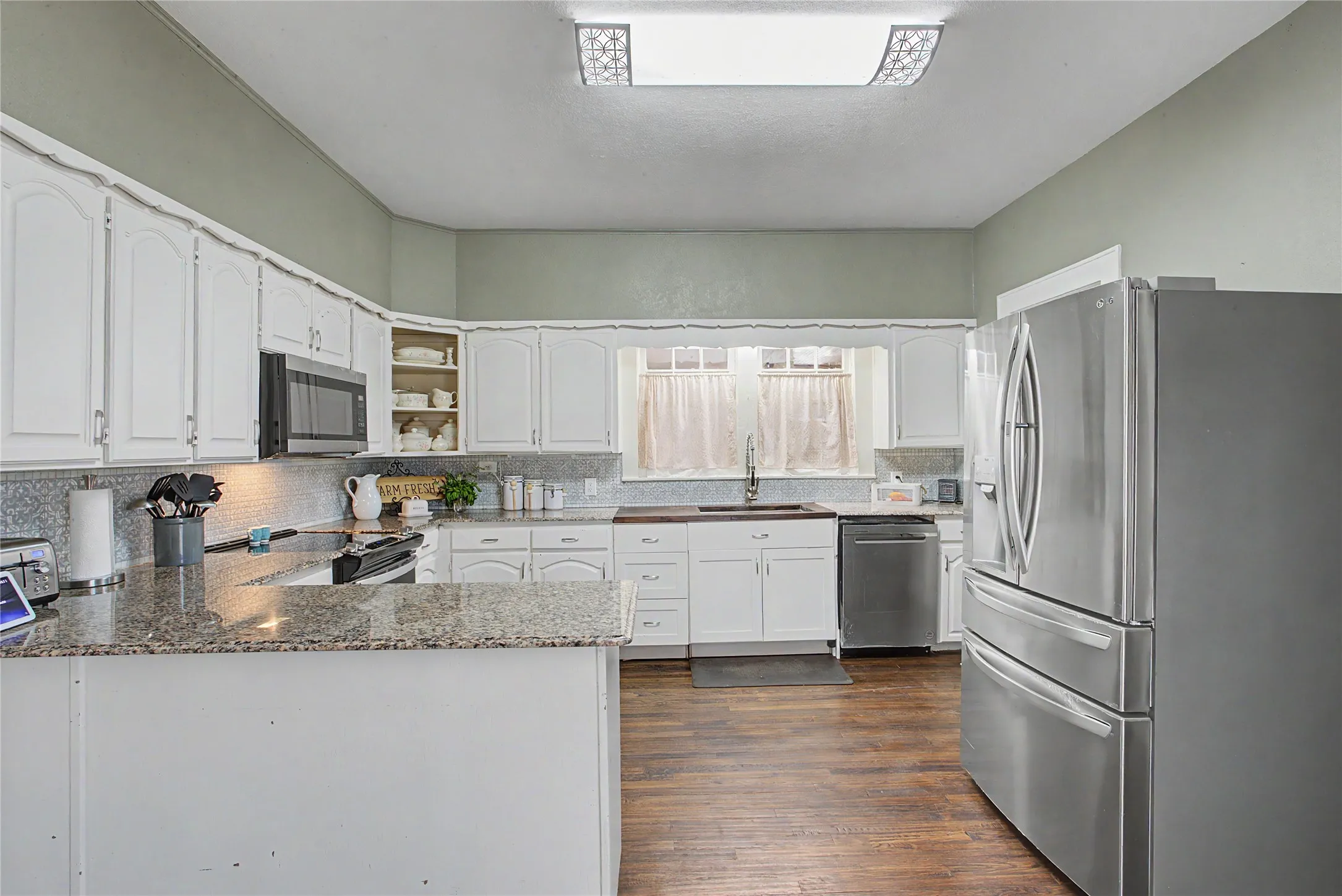 Single Family Residence For Sale in Tarrant County , 7921 White Settlement Road, White Settlement, Texas 76108, 3 Bedroom, 3 Bathroom, 2 Garage spaces, 3,075 Sqft, built in 1940, mls#21311697, Real Estate Agent in White Settlement, Homes For Sale in Tarrant county, Homes For Sale in White Settlement, Realtor in White Settlement Texas, Real Estate Brokerage Independent Realty Texas, Luminita Cordes Realtor