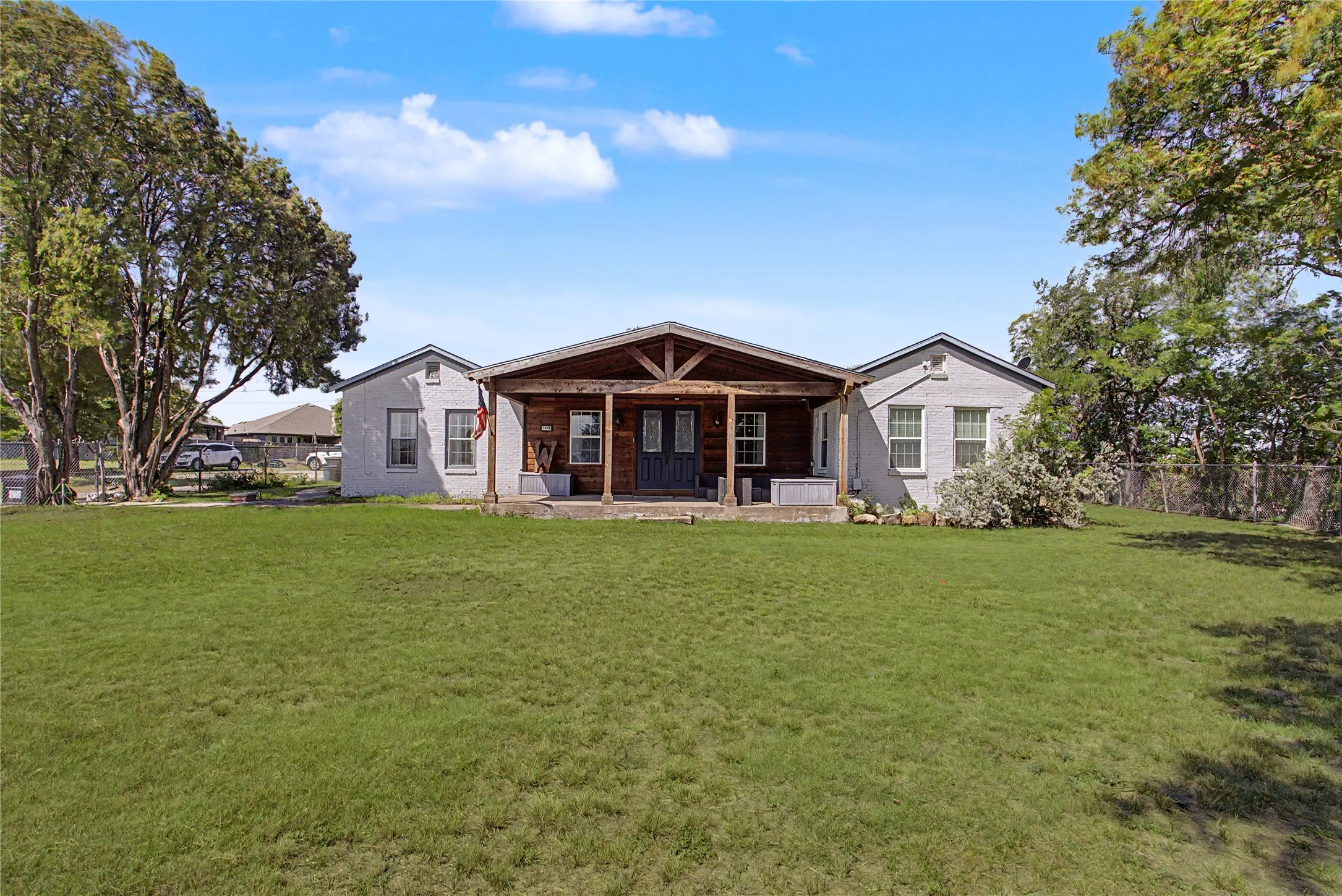 Single Family Residence For Sale in Tarrant County , 7921 White Settlement Road, White Settlement, Texas 76108, 3 Bedroom, 3 Bathroom, 2 Garage spaces, 3,075 Sqft, built in 1940, mls#21311697, Real Estate Agent in White Settlement, Homes For Sale in Tarrant county, Homes For Sale in White Settlement, Realtor in White Settlement Texas, Real Estate Brokerage Independent Realty Texas, Luminita Cordes Realtor