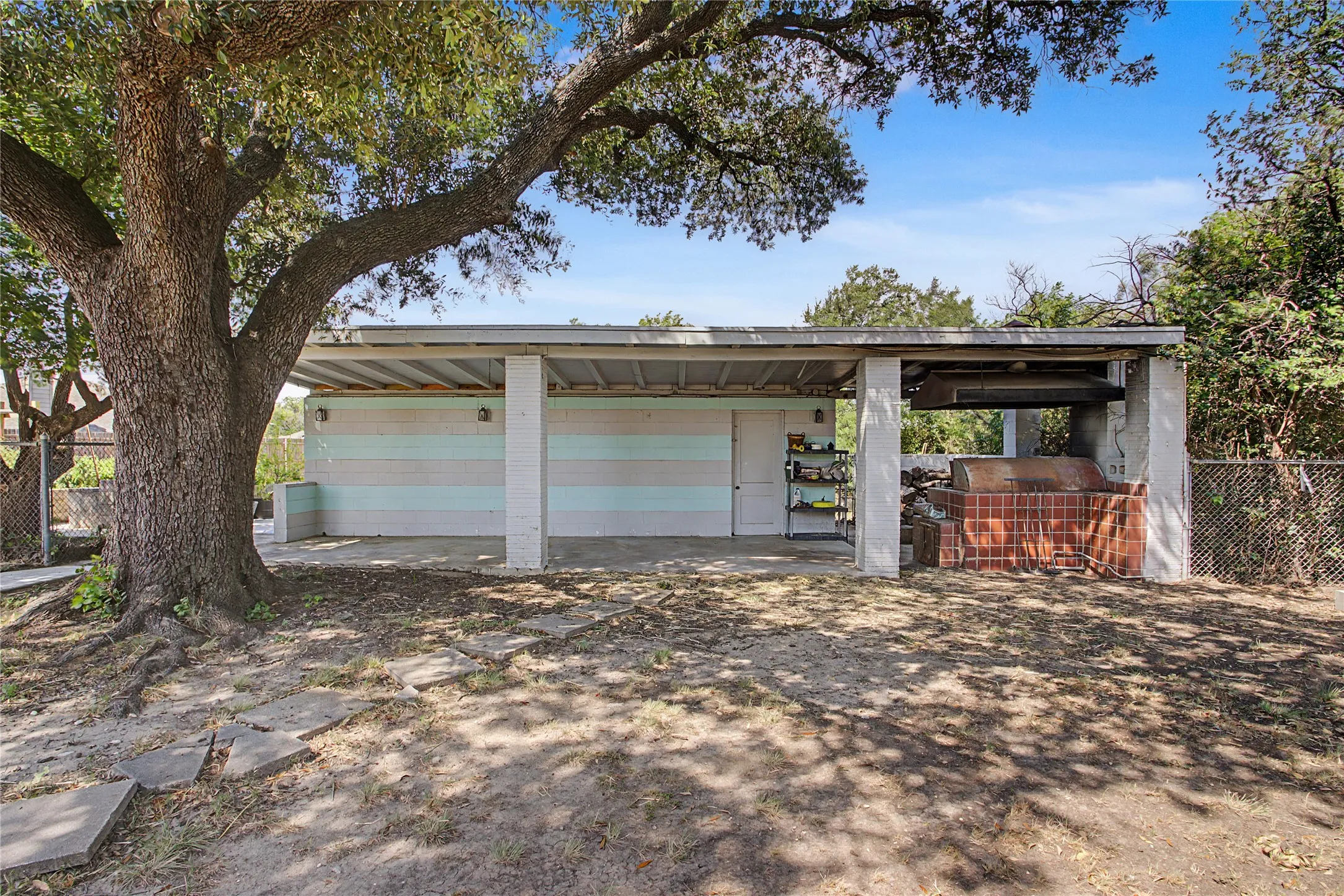 Single Family Residence For Sale in Tarrant County , 7921 White Settlement Road, White Settlement, Texas 76108, 3 Bedroom, 3 Bathroom, 2 Garage spaces, 3,075 Sqft, built in 1940, mls#21311697, Real Estate Agent in White Settlement, Homes For Sale in Tarrant county, Homes For Sale in White Settlement, Realtor in White Settlement Texas, Real Estate Brokerage Independent Realty Texas, Luminita Cordes Realtor