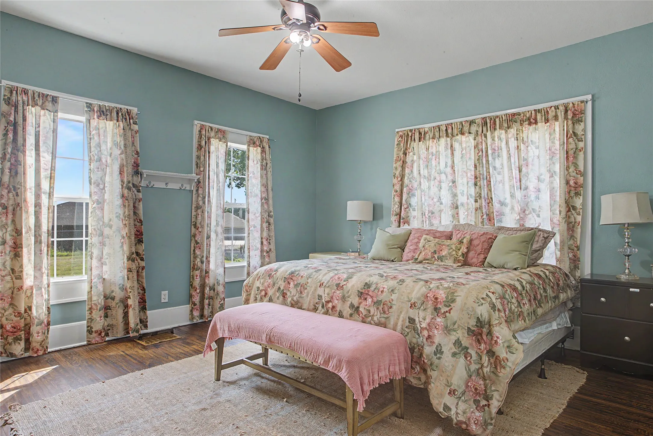 Single Family Residence For Sale in Tarrant County , 7921 White Settlement Road, White Settlement, Texas 76108, 3 Bedroom, 3 Bathroom, 2 Garage spaces, 3,075 Sqft, built in 1940, mls#21311697, Real Estate Agent in White Settlement, Homes For Sale in Tarrant county, Homes For Sale in White Settlement, Realtor in White Settlement Texas, Real Estate Brokerage Independent Realty Texas, Luminita Cordes Realtor