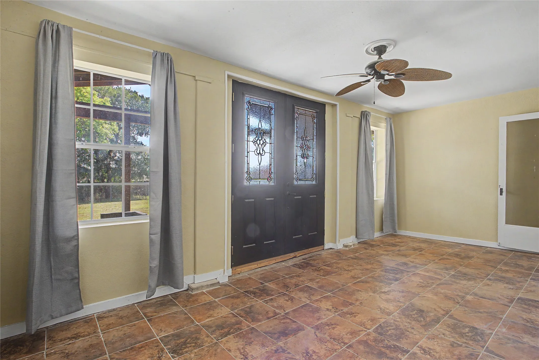 Single Family Residence For Sale in Tarrant County , 7921 White Settlement Road, White Settlement, Texas 76108, 3 Bedroom, 3 Bathroom, 2 Garage spaces, 3,075 Sqft, built in 1940, mls#21311697, Real Estate Agent in White Settlement, Homes For Sale in Tarrant county, Homes For Sale in White Settlement, Realtor in White Settlement Texas, Real Estate Brokerage Independent Realty Texas, Luminita Cordes Realtor