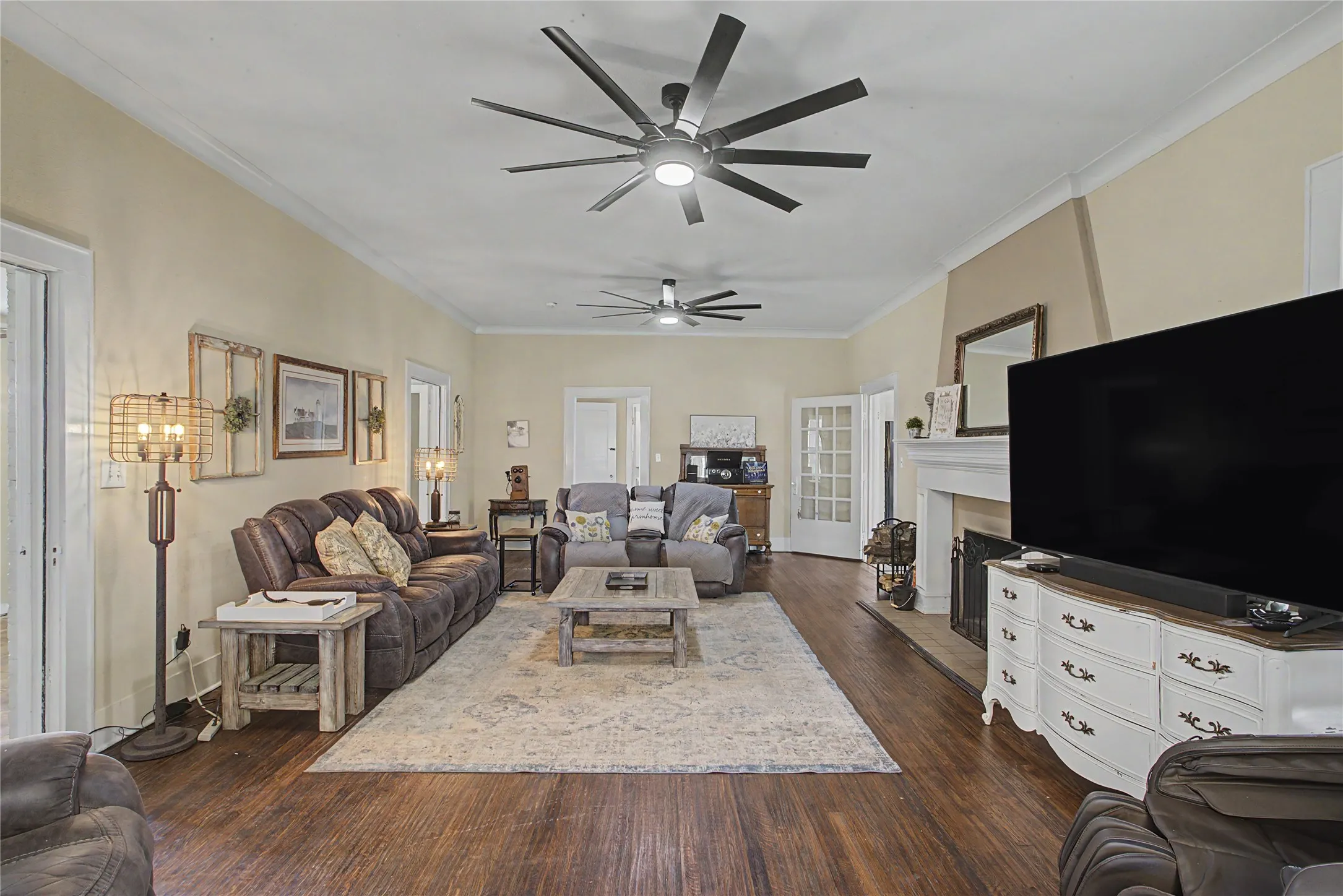 Single Family Residence For Sale in Tarrant County , 7921 White Settlement Road, White Settlement, Texas 76108, 3 Bedroom, 3 Bathroom, 2 Garage spaces, 3,075 Sqft, built in 1940, mls#21311697, Real Estate Agent in White Settlement, Homes For Sale in Tarrant county, Homes For Sale in White Settlement, Realtor in White Settlement Texas, Real Estate Brokerage Independent Realty Texas, Luminita Cordes Realtor