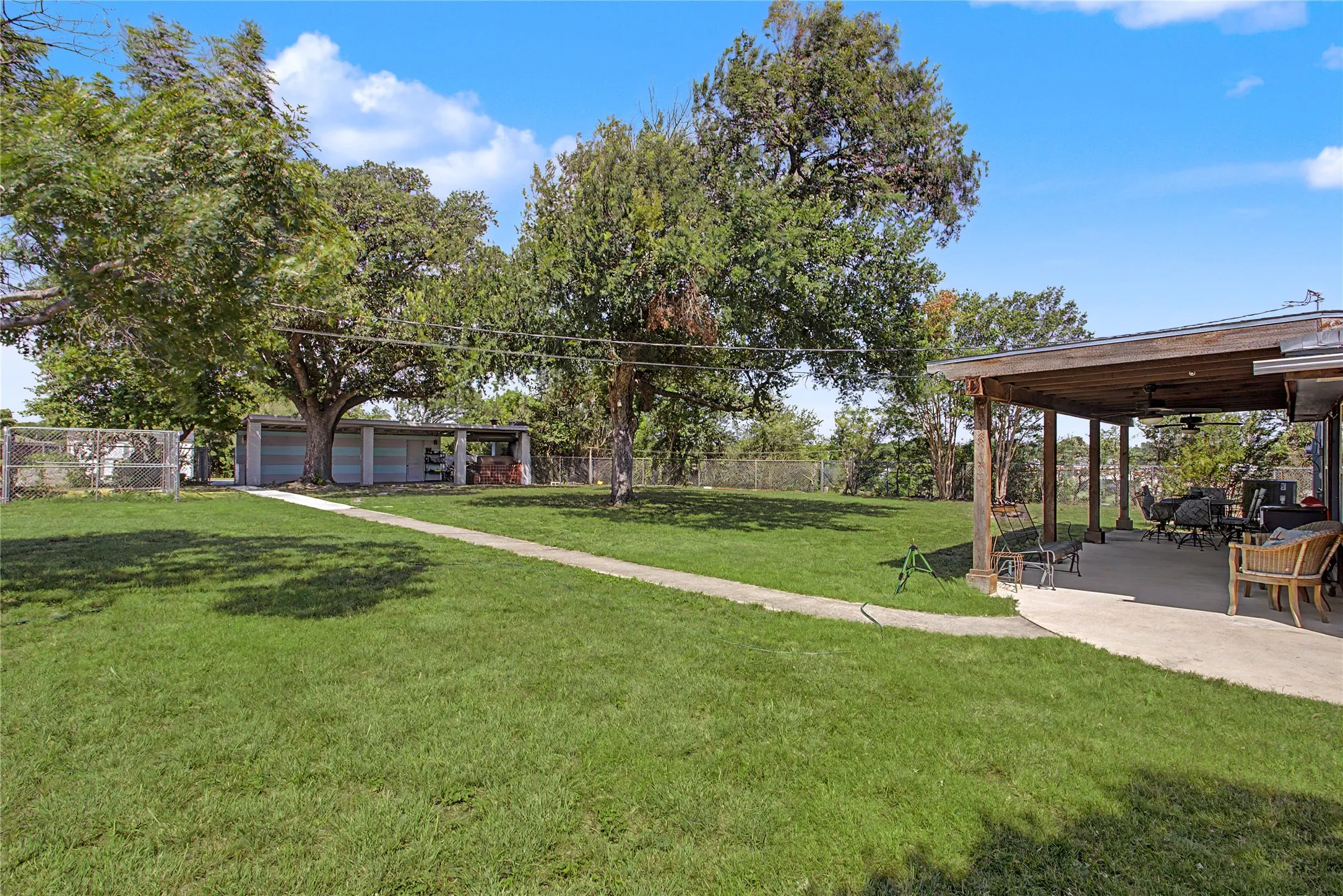 Single Family Residence For Sale in Tarrant County , 7921 White Settlement Road, White Settlement, Texas 76108, 3 Bedroom, 3 Bathroom, 2 Garage spaces, 3,075 Sqft, built in 1940, mls#21311697, Real Estate Agent in White Settlement, Homes For Sale in Tarrant county, Homes For Sale in White Settlement, Realtor in White Settlement Texas, Real Estate Brokerage Independent Realty Texas, Luminita Cordes Realtor