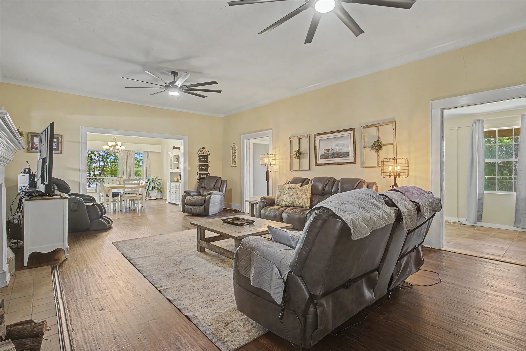 Single Family Residence For Sale in Tarrant County , 7921 White Settlement Road, White Settlement, Texas 76108, 3 Bedroom, 3 Bathroom, 2 Garage spaces, 3,075 Sqft, built in 1940, mls#21311697, Real Estate Agent in White Settlement, Homes For Sale in Tarrant county, Homes For Sale in White Settlement, Realtor in White Settlement Texas, Real Estate Brokerage Independent Realty Texas, Luminita Cordes Realtor