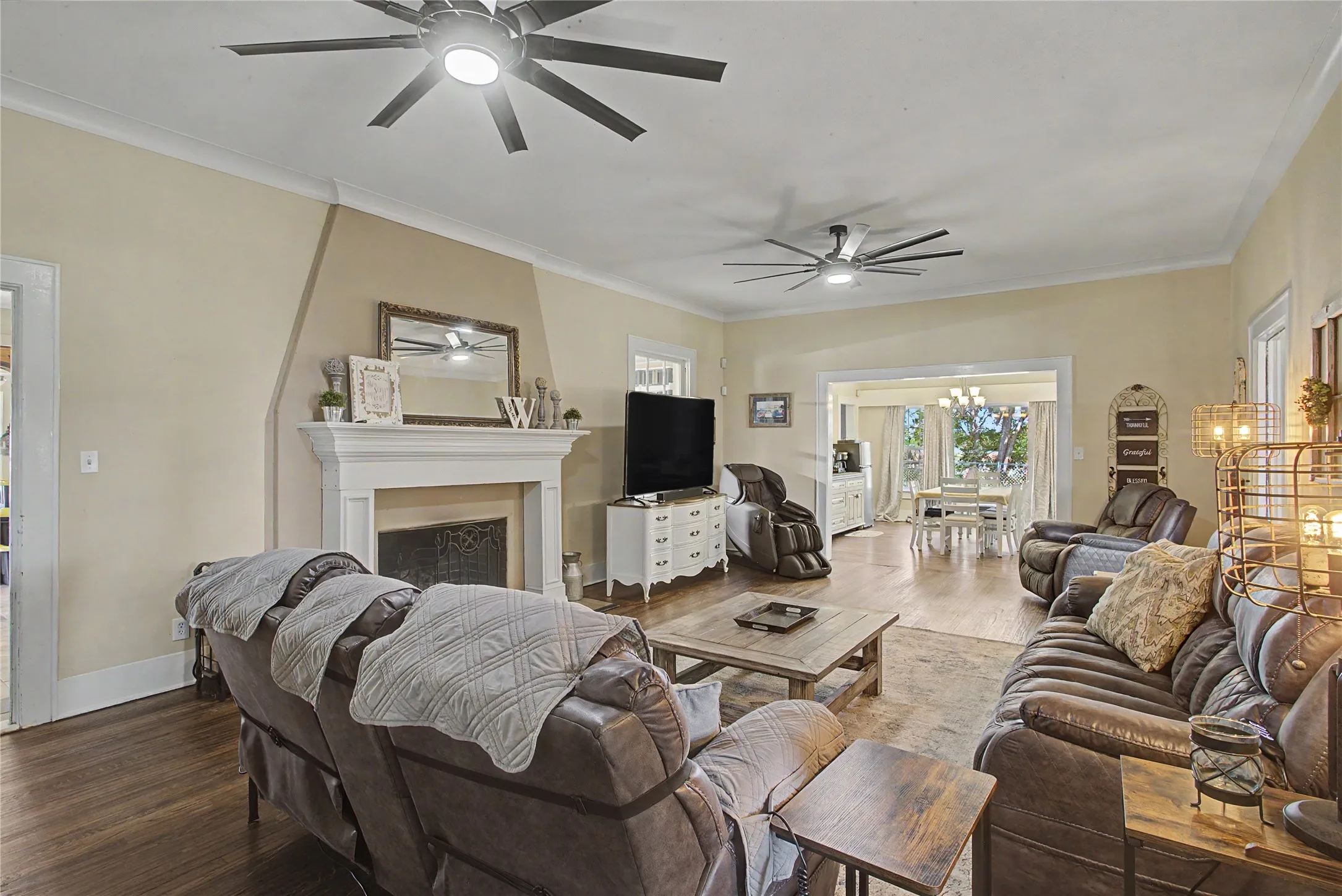 Single Family Residence For Sale in Tarrant County , 7921 White Settlement Road, White Settlement, Texas 76108, 3 Bedroom, 3 Bathroom, 2 Garage spaces, 3,075 Sqft, built in 1940, mls#21311697, Real Estate Agent in White Settlement, Homes For Sale in Tarrant county, Homes For Sale in White Settlement, Realtor in White Settlement Texas, Real Estate Brokerage Independent Realty Texas, Luminita Cordes Realtor
