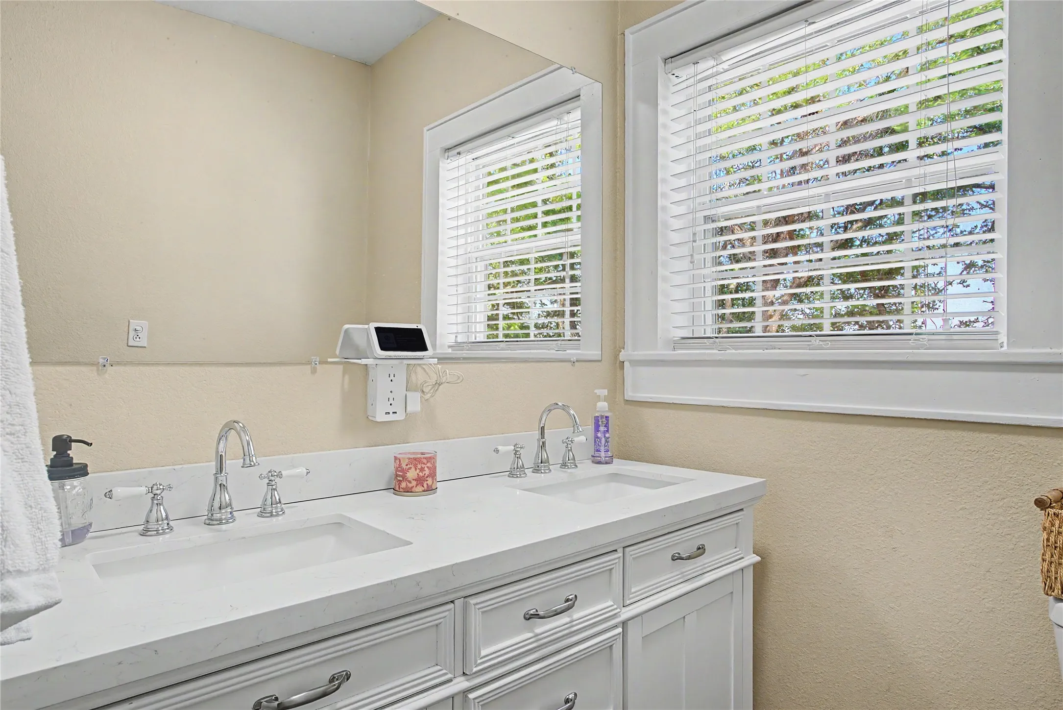 Single Family Residence For Sale in Tarrant County , 7921 White Settlement Road, White Settlement, Texas 76108, 3 Bedroom, 3 Bathroom, 2 Garage spaces, 3,075 Sqft, built in 1940, mls#21311697, Real Estate Agent in White Settlement, Homes For Sale in Tarrant county, Homes For Sale in White Settlement, Realtor in White Settlement Texas, Real Estate Brokerage Independent Realty Texas, Luminita Cordes Realtor