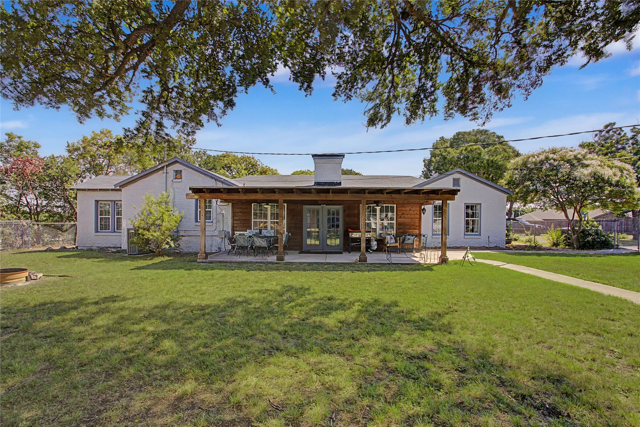 Single Family Residence For Sale in Tarrant County , 7921 White Settlement Road, White Settlement, Texas 76108, 3 Bedroom, 3 Bathroom, 2 Garage spaces, 3,075 Sqft, built in 1940, mls#21311697, Real Estate Agent in White Settlement, Homes For Sale in Tarrant county, Homes For Sale in White Settlement, Realtor in White Settlement Texas, Real Estate Brokerage Independent Realty Texas, Luminita Cordes Realtor