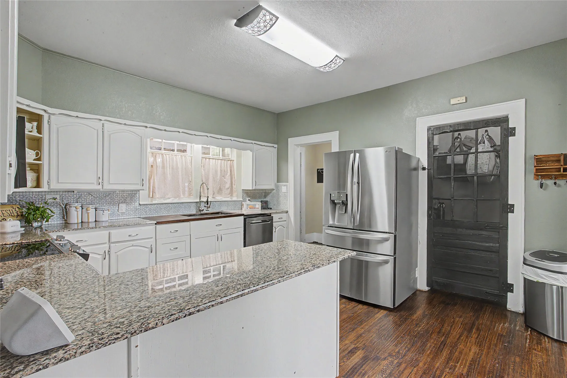Single Family Residence For Sale in Tarrant County , 7921 White Settlement Road, White Settlement, Texas 76108, 3 Bedroom, 3 Bathroom, 2 Garage spaces, 3,075 Sqft, built in 1940, mls#21311697, Real Estate Agent in White Settlement, Homes For Sale in Tarrant county, Homes For Sale in White Settlement, Realtor in White Settlement Texas, Real Estate Brokerage Independent Realty Texas, Luminita Cordes Realtor