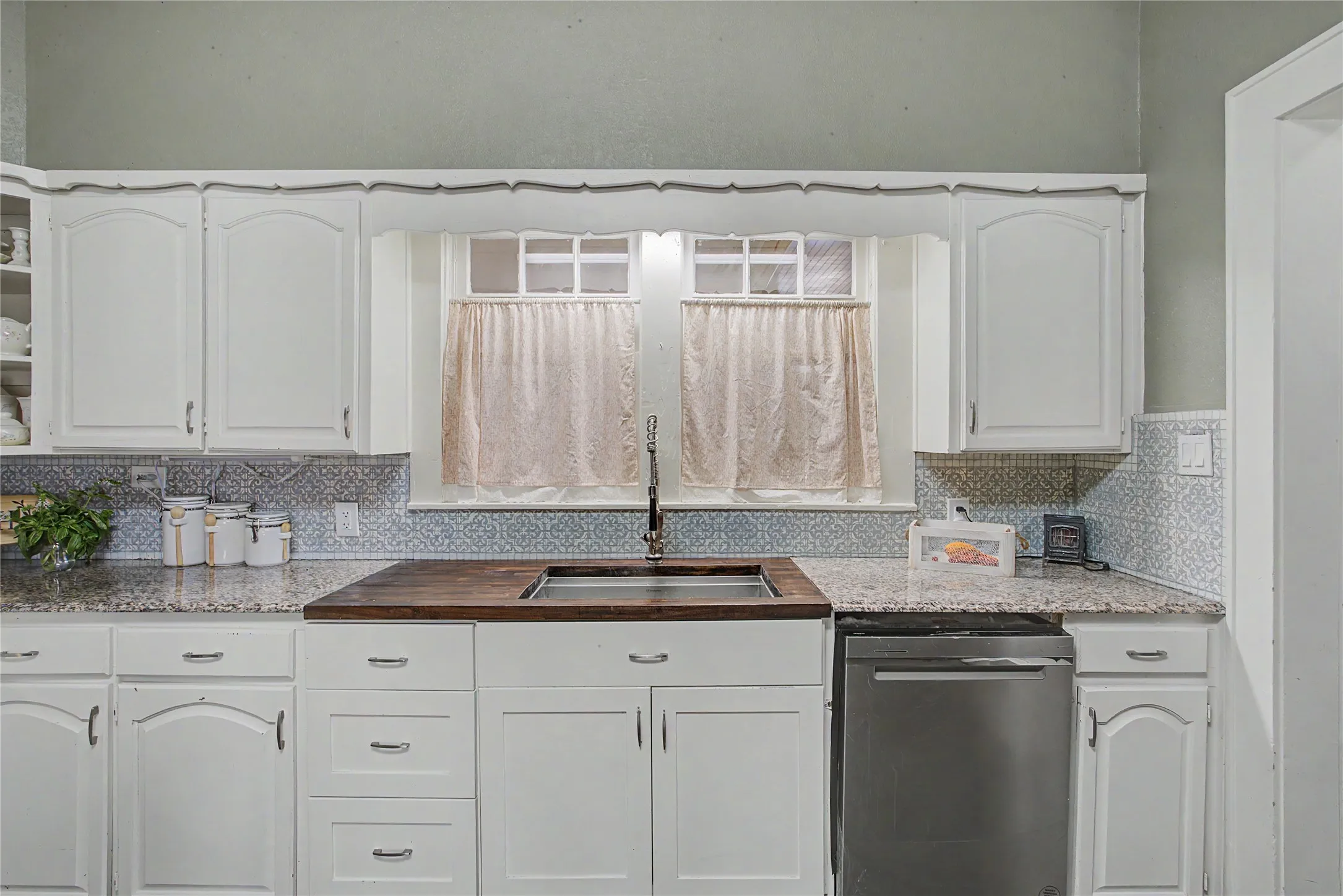 Single Family Residence For Sale in Tarrant County , 7921 White Settlement Road, White Settlement, Texas 76108, 3 Bedroom, 3 Bathroom, 2 Garage spaces, 3,075 Sqft, built in 1940, mls#21311697, Real Estate Agent in White Settlement, Homes For Sale in Tarrant county, Homes For Sale in White Settlement, Realtor in White Settlement Texas, Real Estate Brokerage Independent Realty Texas, Luminita Cordes Realtor