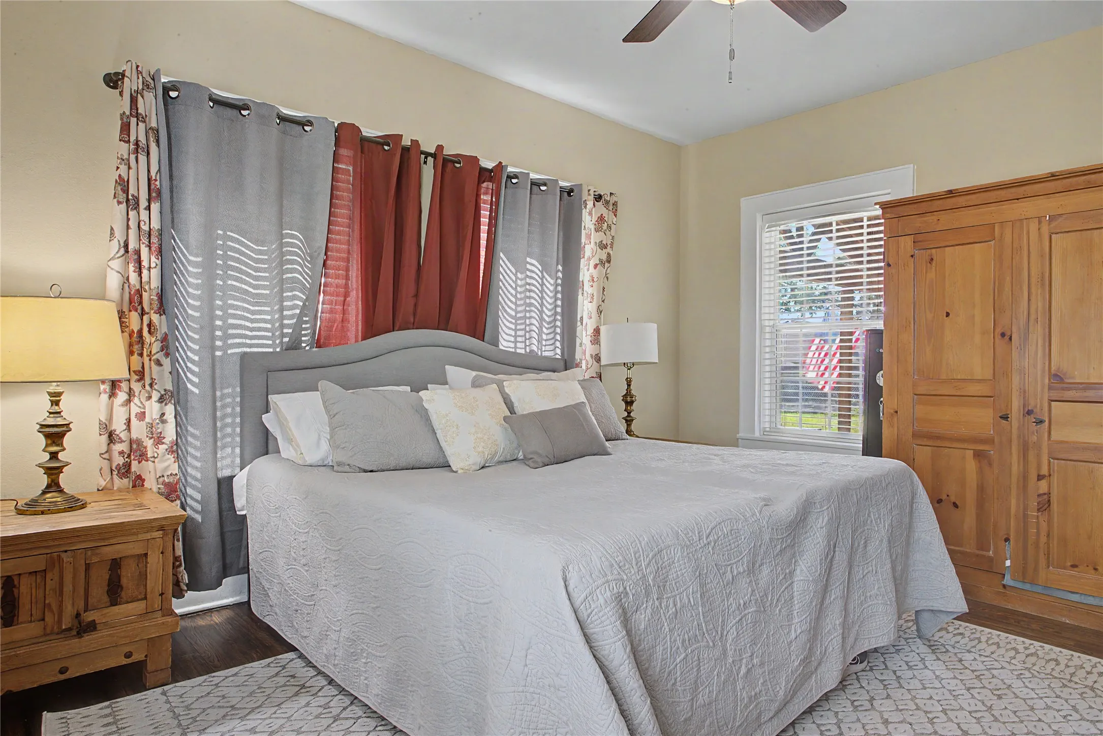 Single Family Residence For Sale in Tarrant County , 7921 White Settlement Road, White Settlement, Texas 76108, 3 Bedroom, 3 Bathroom, 2 Garage spaces, 3,075 Sqft, built in 1940, mls#21311697, Real Estate Agent in White Settlement, Homes For Sale in Tarrant county, Homes For Sale in White Settlement, Realtor in White Settlement Texas, Real Estate Brokerage Independent Realty Texas, Luminita Cordes Realtor