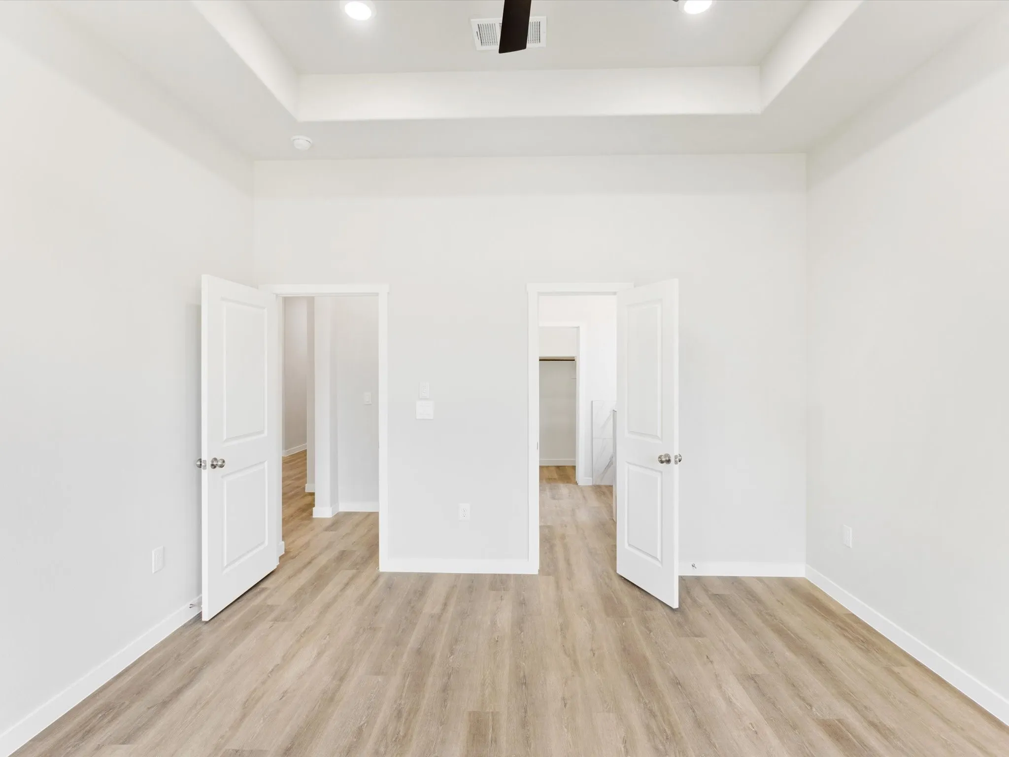 Tray ceiling with recessed lighting
