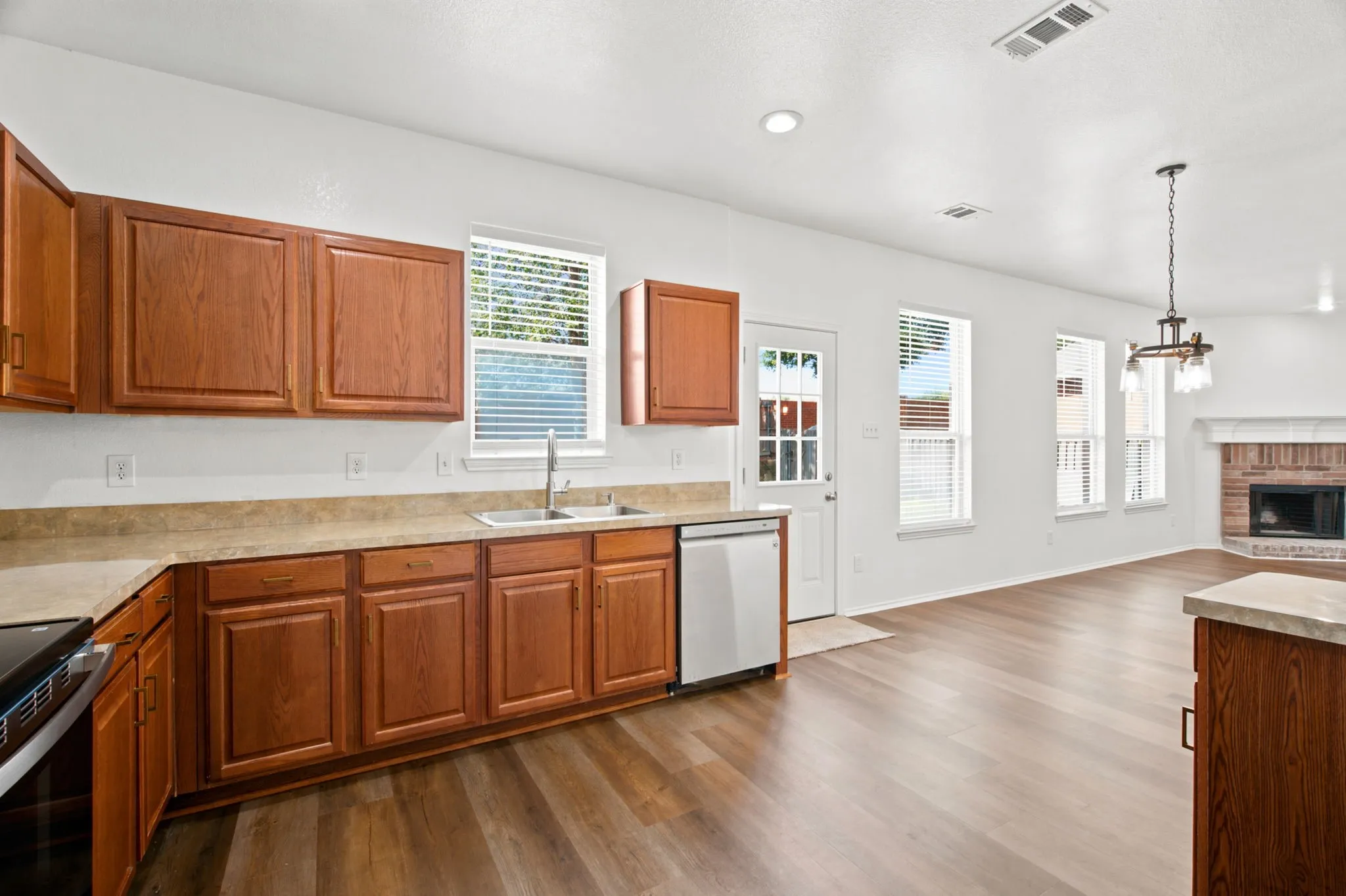 Single Family Residence For Sale in Tarrant County , 5833 Fantail Drive, Fort Worth, Texas 76179, 3 Bedroom, 3 Bathroom, 2 Garage spaces, 2,535 Sqft, built in 2009, mls#21314104, Real Estate Agent in Fort Worth, Homes For Sale in Tarrant county, Homes For Sale in Fort Worth, Realtor in Fort Worth Texas, Real Estate Brokerage Independent Realty Texas, Luminita Cordes Realtor