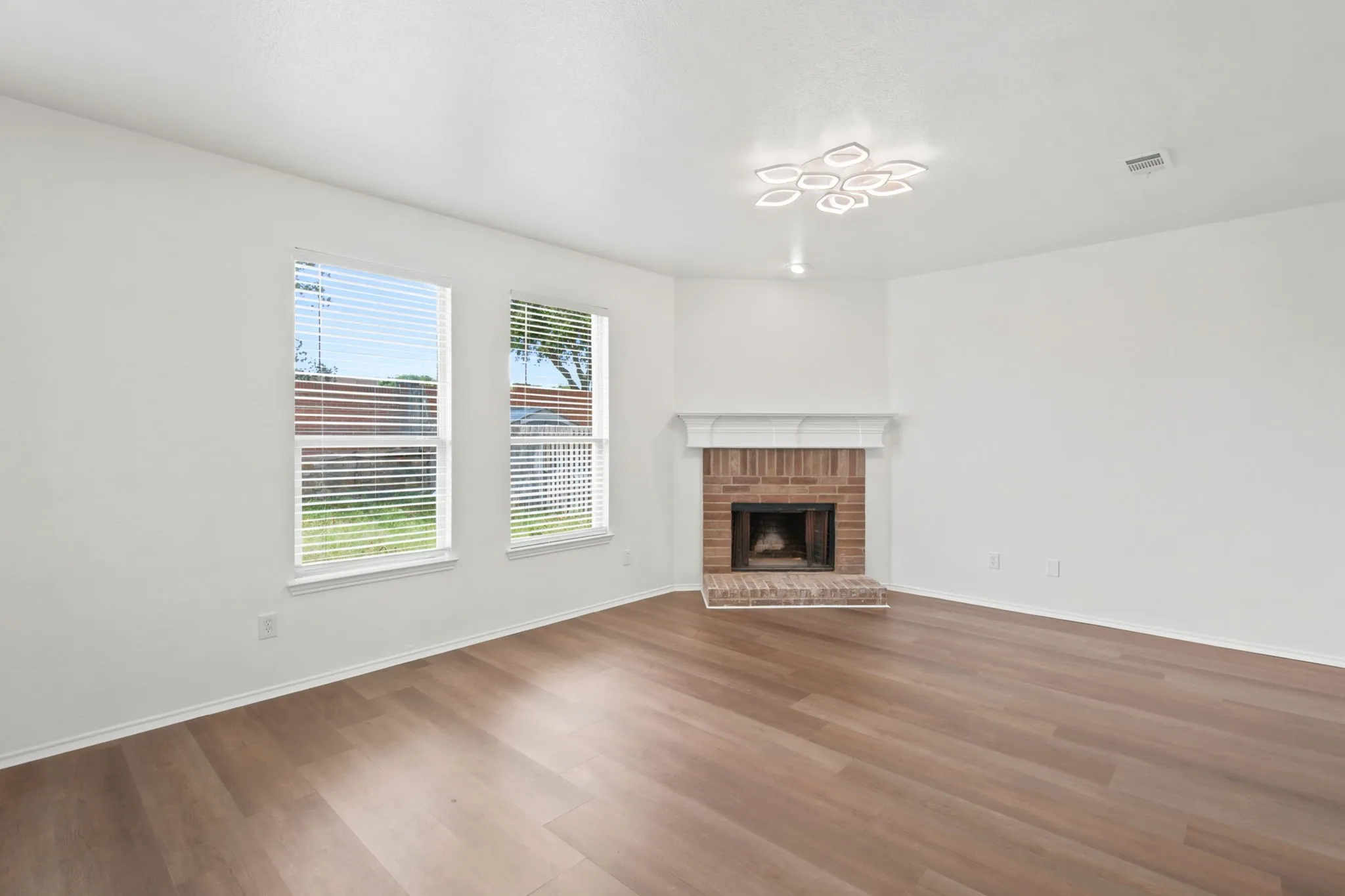 Single Family Residence For Sale in Tarrant County , 5833 Fantail Drive, Fort Worth, Texas 76179, 3 Bedroom, 3 Bathroom, 2 Garage spaces, 2,535 Sqft, built in 2009, mls#21314104, Real Estate Agent in Fort Worth, Homes For Sale in Tarrant county, Homes For Sale in Fort Worth, Realtor in Fort Worth Texas, Real Estate Brokerage Independent Realty Texas, Luminita Cordes Realtor