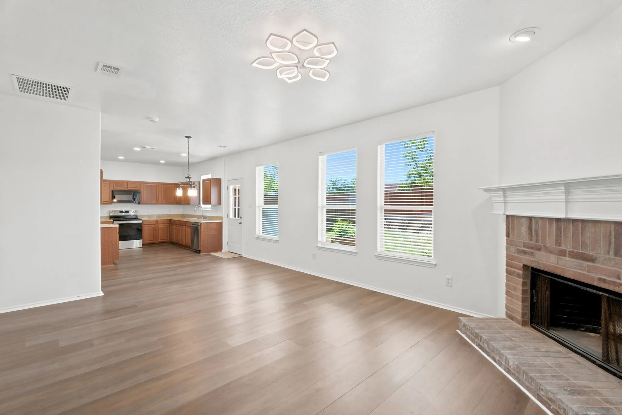 Single Family Residence For Sale in Tarrant County , 5833 Fantail Drive, Fort Worth, Texas 76179, 3 Bedroom, 3 Bathroom, 2 Garage spaces, 2,535 Sqft, built in 2009, mls#21314104, Real Estate Agent in Fort Worth, Homes For Sale in Tarrant county, Homes For Sale in Fort Worth, Realtor in Fort Worth Texas, Real Estate Brokerage Independent Realty Texas, Luminita Cordes Realtor