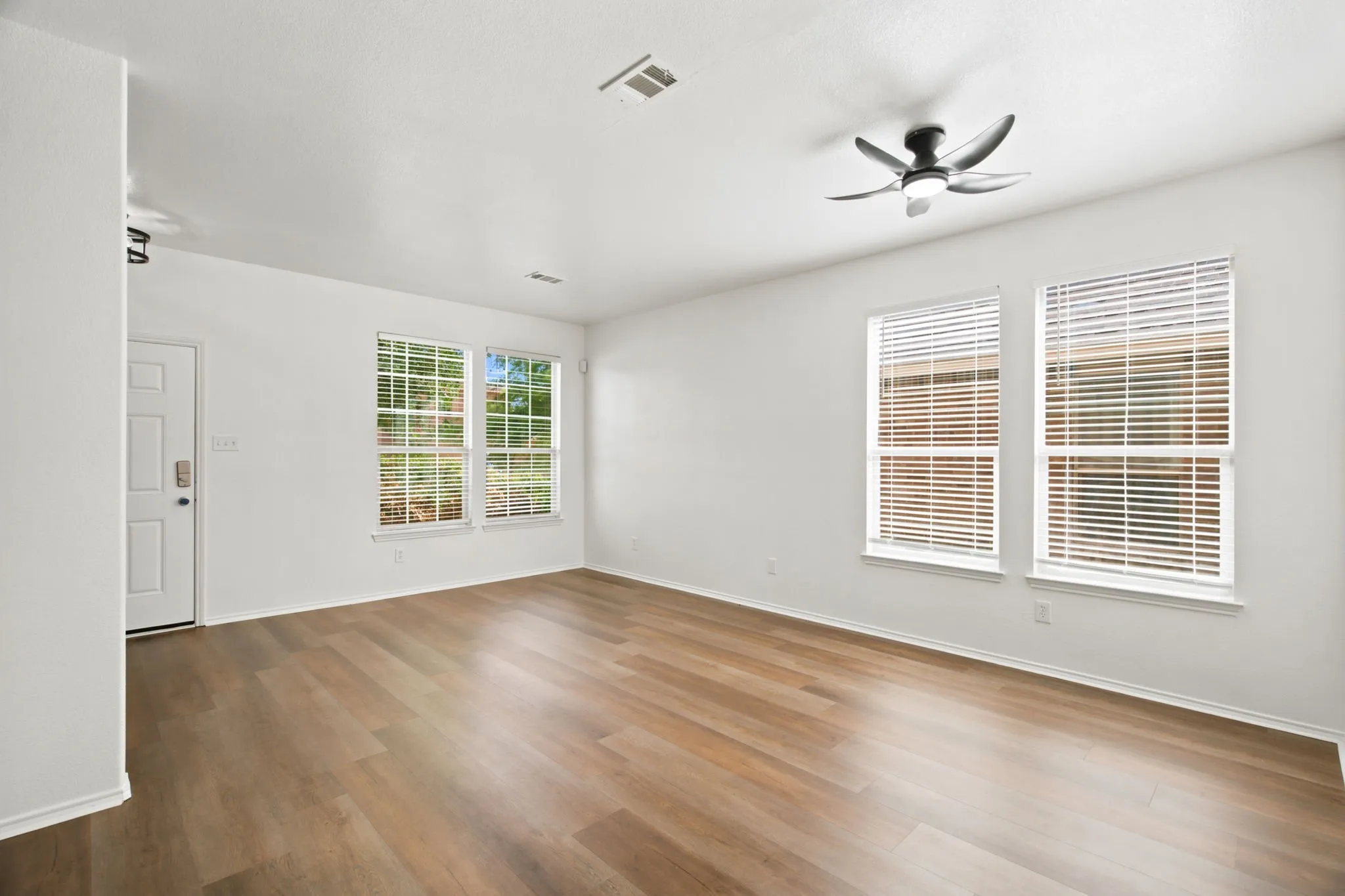 Single Family Residence For Sale in Tarrant County , 5833 Fantail Drive, Fort Worth, Texas 76179, 3 Bedroom, 3 Bathroom, 2 Garage spaces, 2,535 Sqft, built in 2009, mls#21314104, Real Estate Agent in Fort Worth, Homes For Sale in Tarrant county, Homes For Sale in Fort Worth, Realtor in Fort Worth Texas, Real Estate Brokerage Independent Realty Texas, Luminita Cordes Realtor