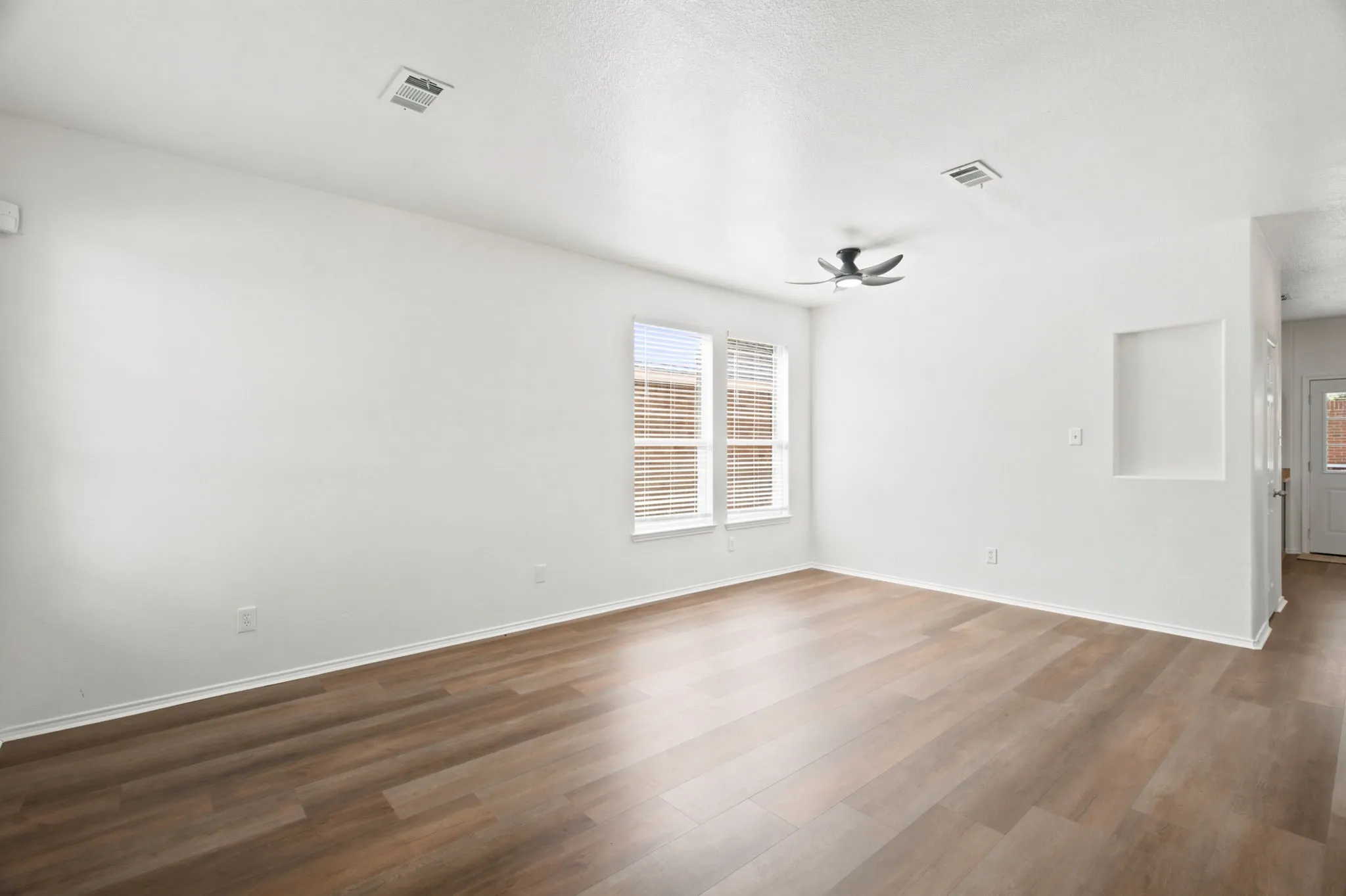 Single Family Residence For Sale in Tarrant County , 5833 Fantail Drive, Fort Worth, Texas 76179, 3 Bedroom, 3 Bathroom, 2 Garage spaces, 2,535 Sqft, built in 2009, mls#21314104, Real Estate Agent in Fort Worth, Homes For Sale in Tarrant county, Homes For Sale in Fort Worth, Realtor in Fort Worth Texas, Real Estate Brokerage Independent Realty Texas, Luminita Cordes Realtor