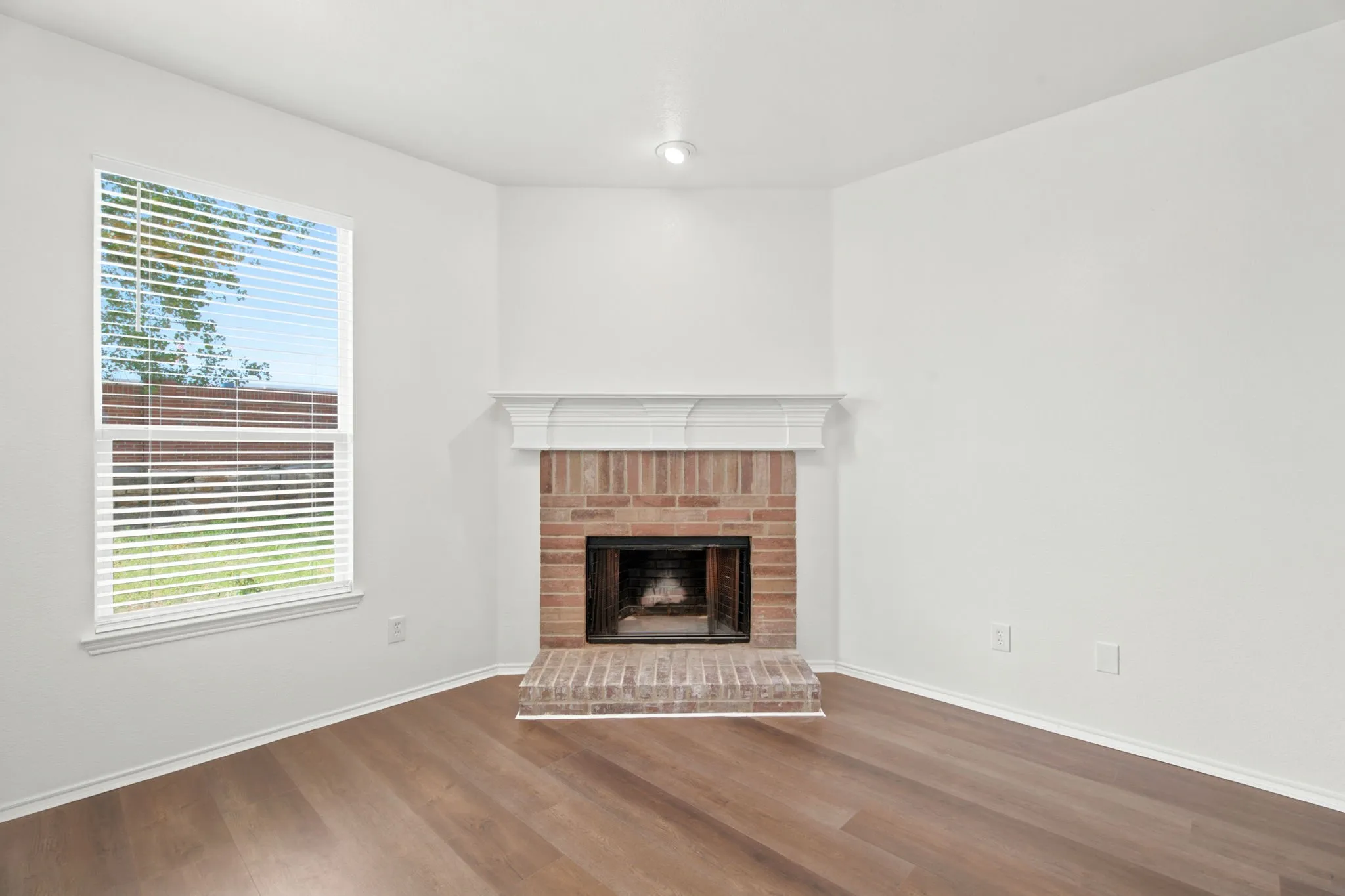 Single Family Residence For Sale in Tarrant County , 5833 Fantail Drive, Fort Worth, Texas 76179, 3 Bedroom, 3 Bathroom, 2 Garage spaces, 2,535 Sqft, built in 2009, mls#21314104, Real Estate Agent in Fort Worth, Homes For Sale in Tarrant county, Homes For Sale in Fort Worth, Realtor in Fort Worth Texas, Real Estate Brokerage Independent Realty Texas, Luminita Cordes Realtor