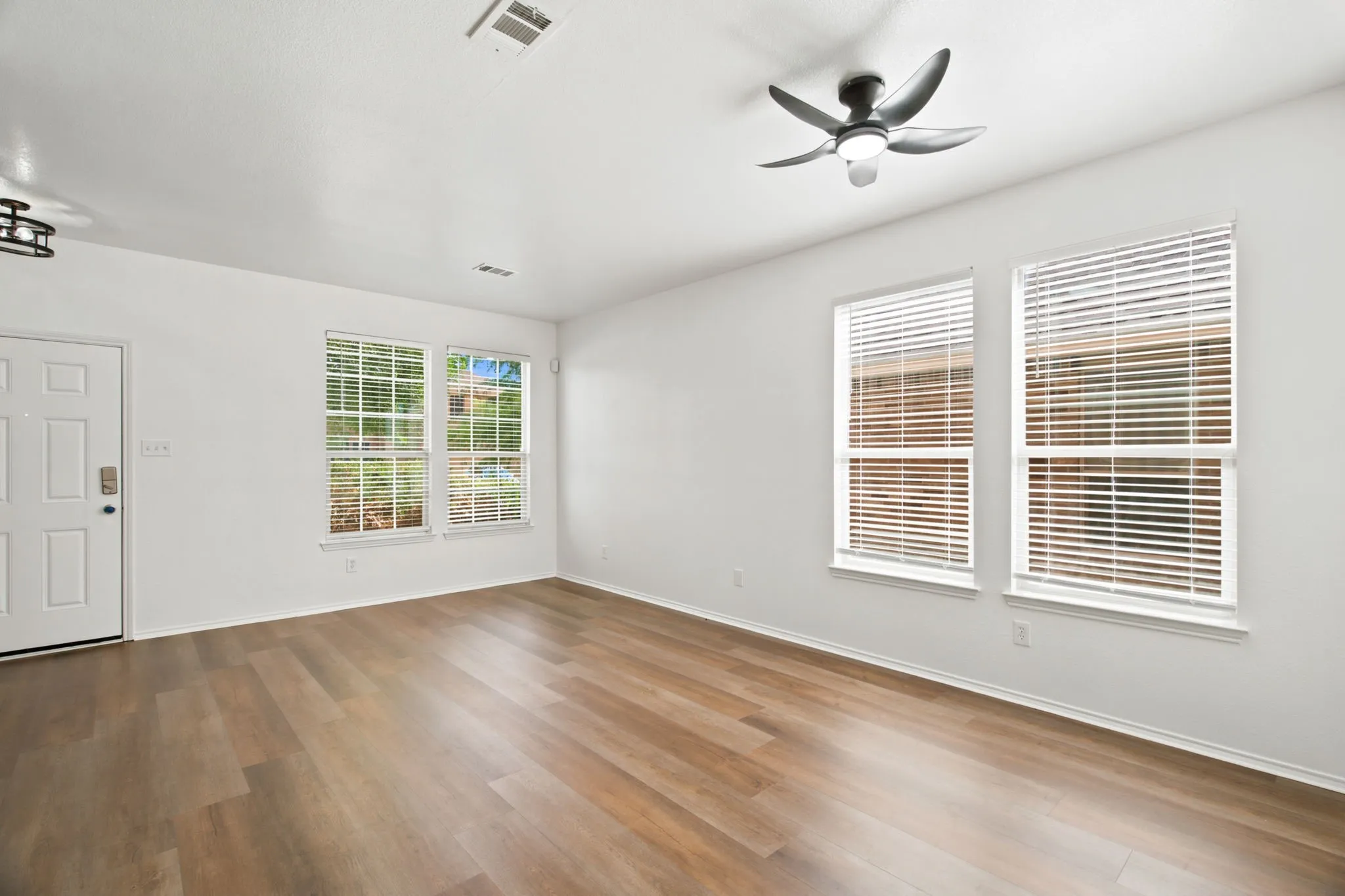 Single Family Residence For Sale in Tarrant County , 5833 Fantail Drive, Fort Worth, Texas 76179, 3 Bedroom, 3 Bathroom, 2 Garage spaces, 2,535 Sqft, built in 2009, mls#21314104, Real Estate Agent in Fort Worth, Homes For Sale in Tarrant county, Homes For Sale in Fort Worth, Realtor in Fort Worth Texas, Real Estate Brokerage Independent Realty Texas, Luminita Cordes Realtor