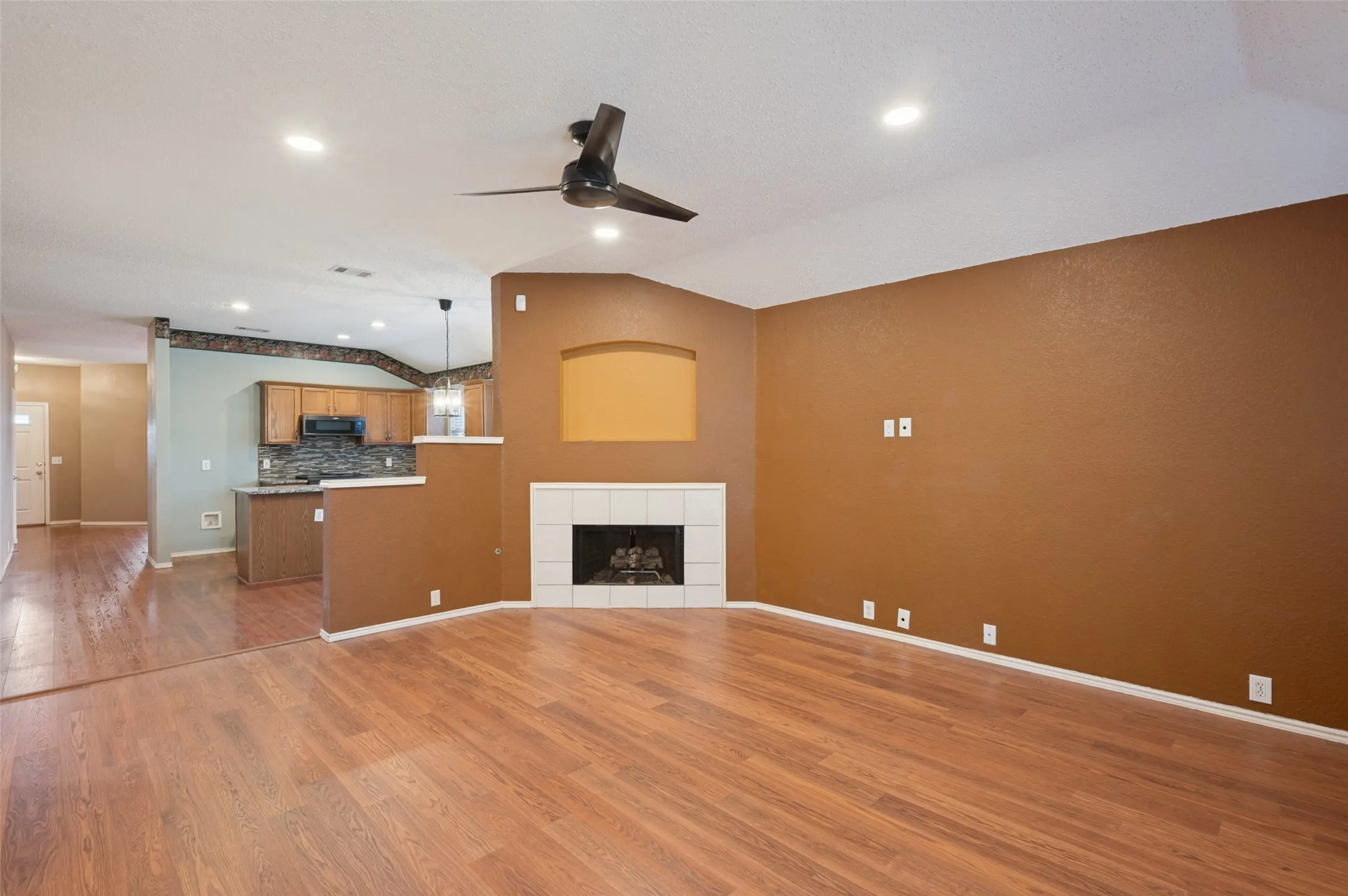 Single Family Residence For Sale in Dallas County , 1717 Berkeley Drive, Glenn Heights, Texas 75154, 3 Bedroom, 2 Bathroom, 2 Garage spaces, 1,878 Sqft, built in 2000, mls#21313479, Real Estate Agent in Glenn Heights, Homes For Sale in Dallas county, Homes For Sale in Glenn Heights, Realtor in Glenn Heights Texas, Real Estate Brokerage Independent Realty Texas, Luminita Cordes Realtor