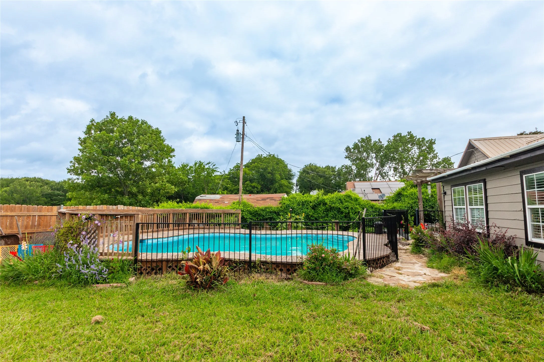Single Family Residence For Sale in Rains County , 344 Egret Circle, East Tawakoni, Texas 75472, 4 Bedroom, 3 Bathroom, 2 Garage spaces, 1,329 Sqft, built in 1988, mls#21314111, Real Estate Agent in East Tawakoni, Homes For Sale in Rains county, Homes For Sale in East Tawakoni, Realtor in East Tawakoni Texas, Real Estate Brokerage Independent Realty Texas, Luminita Cordes Realtor