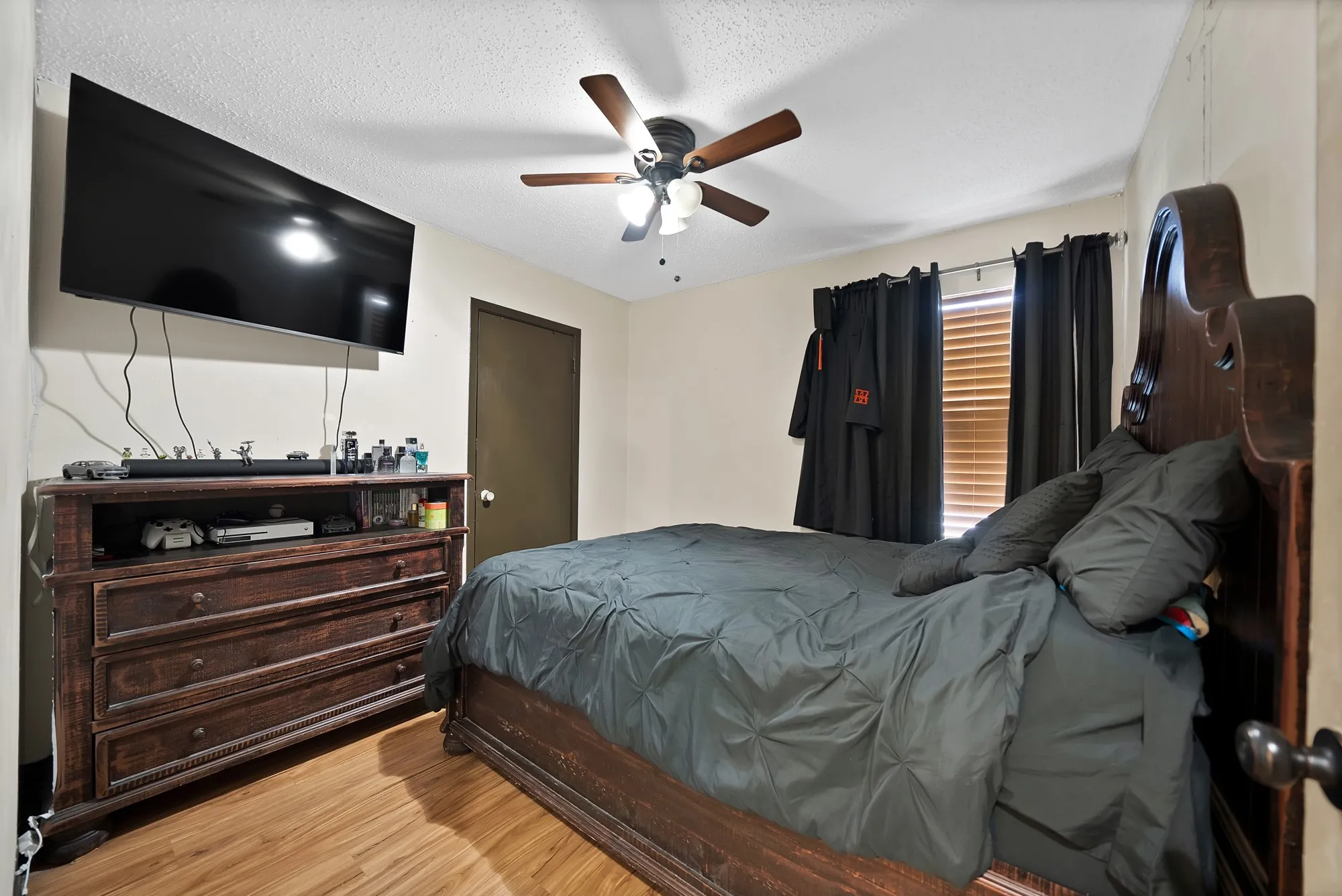 secondary bedroom