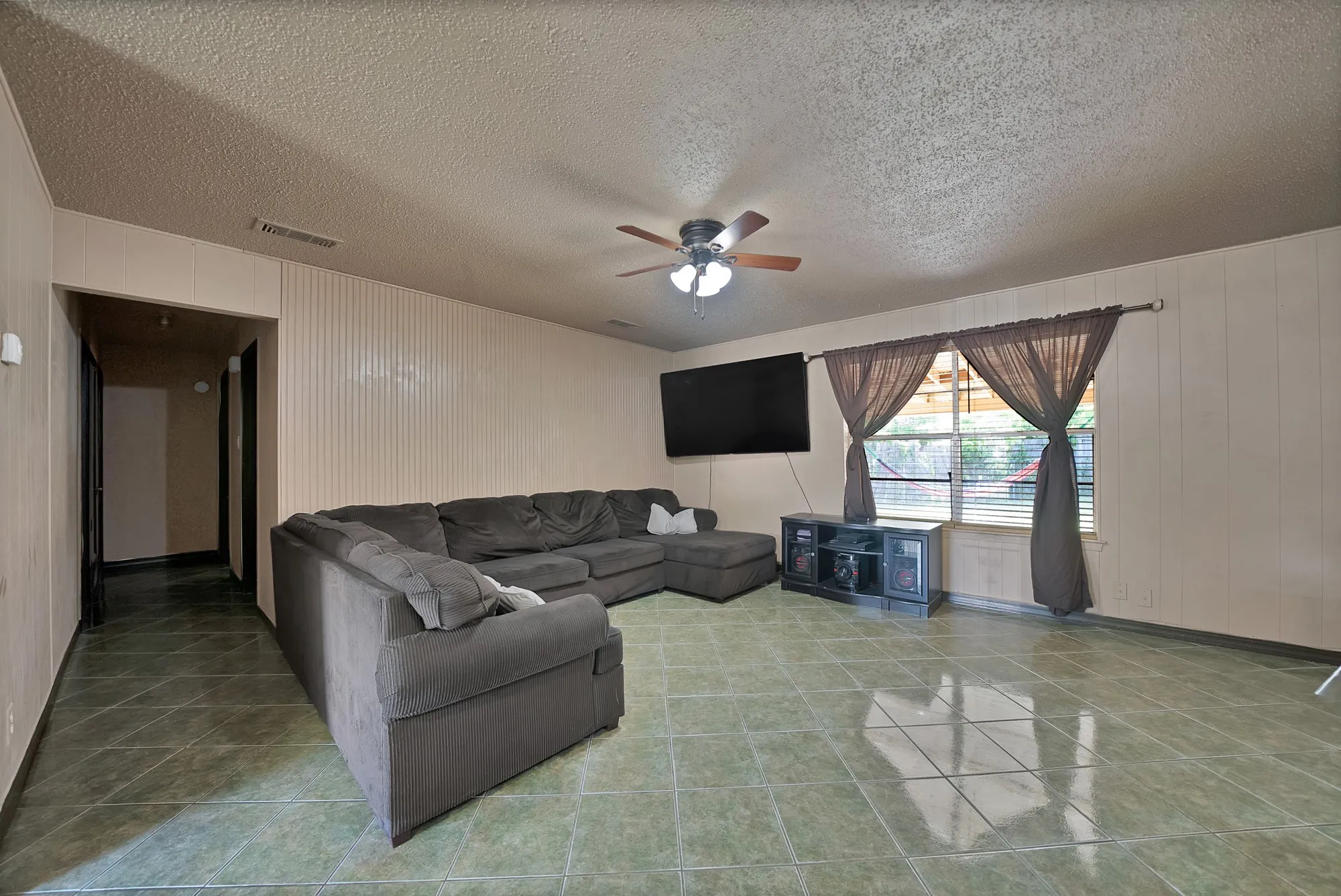 Single Family Residence For Sale in Tarrant County , 6621 Perdido Drive, Watauga, Texas 76148, 3 Bedroom, 2 Bathroom, 2 Garage spaces, 1,107 Sqft, built in 1971, mls#21313621, Real Estate Agent in Watauga, Homes For Sale in Tarrant county, Homes For Sale in Watauga, Realtor in Watauga Texas, Real Estate Brokerage Independent Realty Texas, Luminita Cordes Realtor