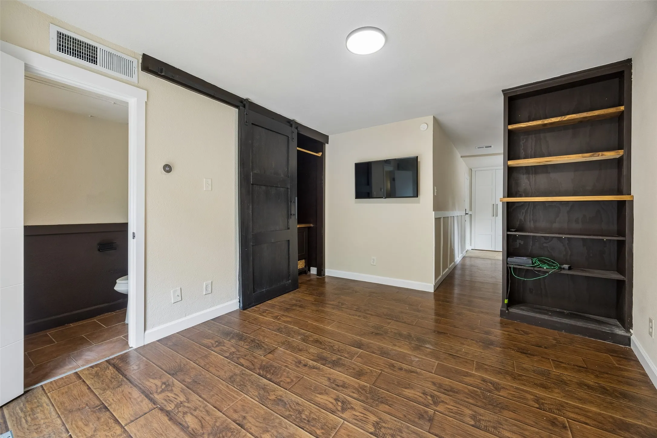 Condominium For Sale in Dallas County , 6503 Ridgecrest Road 109I, Dallas, Texas 75231, 1 Bedroom, 2 Bathroom, Garage spaces, 893 Sqft, built in 1980, mls#21310687, Real Estate Agent in Dallas, Homes For Sale in Dallas county, Homes For Sale in Dallas, Realtor in Dallas Texas, Real Estate Brokerage Independent Realty Texas, Luminita Cordes Realtor