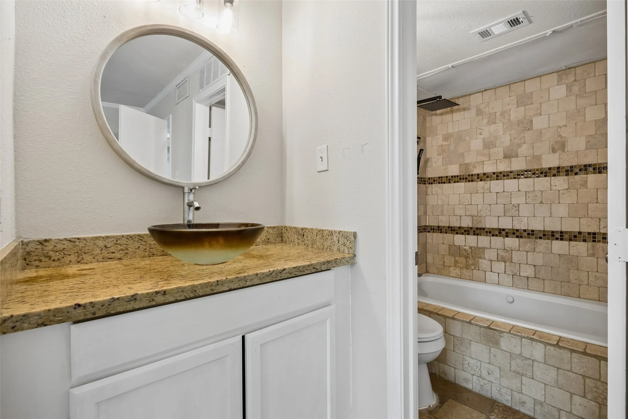 Condominium For Sale in Dallas County , 6503 Ridgecrest Road 109I, Dallas, Texas 75231, 1 Bedroom, 2 Bathroom, Garage spaces, 893 Sqft, built in 1980, mls#21310687, Real Estate Agent in Dallas, Homes For Sale in Dallas county, Homes For Sale in Dallas, Realtor in Dallas Texas, Real Estate Brokerage Independent Realty Texas, Luminita Cordes Realtor