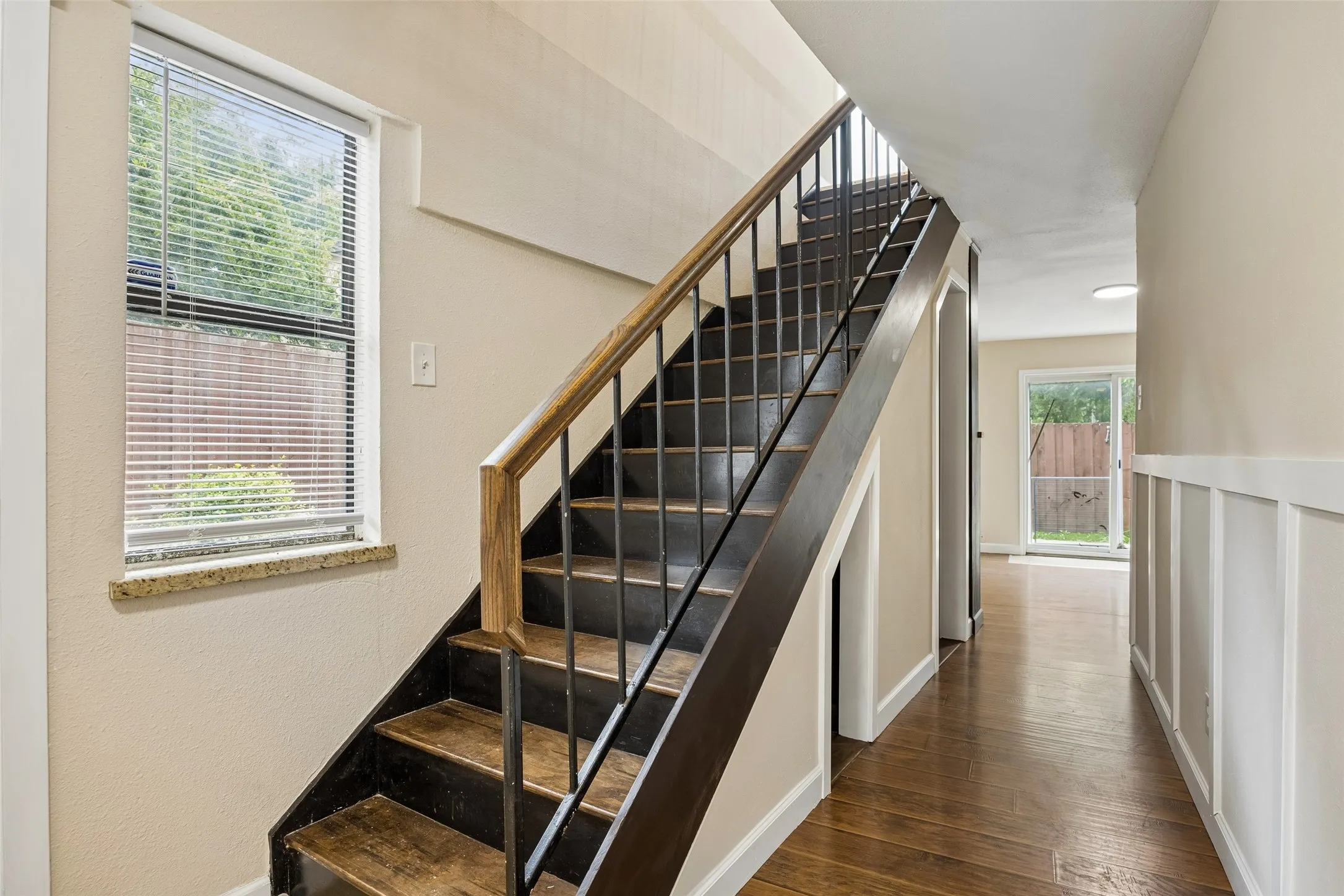 Condominium For Sale in Dallas County , 6503 Ridgecrest Road 109I, Dallas, Texas 75231, 1 Bedroom, 2 Bathroom, Garage spaces, 893 Sqft, built in 1980, mls#21310687, Real Estate Agent in Dallas, Homes For Sale in Dallas county, Homes For Sale in Dallas, Realtor in Dallas Texas, Real Estate Brokerage Independent Realty Texas, Luminita Cordes Realtor