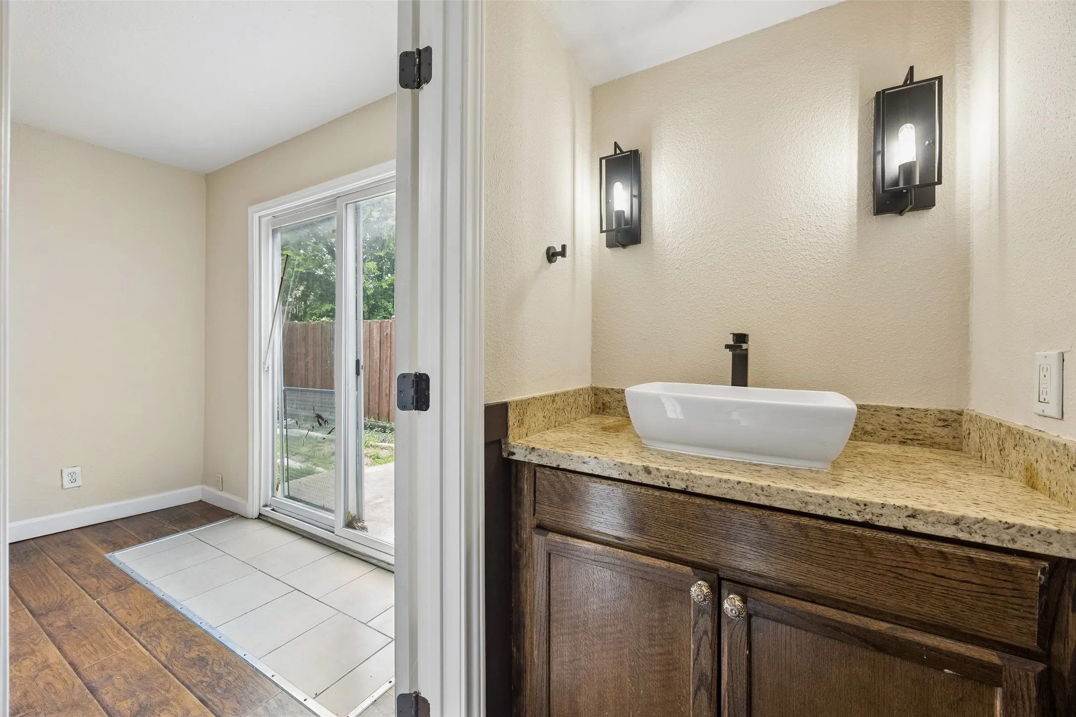 Condominium For Sale in Dallas County , 6503 Ridgecrest Road 109I, Dallas, Texas 75231, 1 Bedroom, 2 Bathroom, Garage spaces, 893 Sqft, built in 1980, mls#21310687, Real Estate Agent in Dallas, Homes For Sale in Dallas county, Homes For Sale in Dallas, Realtor in Dallas Texas, Real Estate Brokerage Independent Realty Texas, Luminita Cordes Realtor